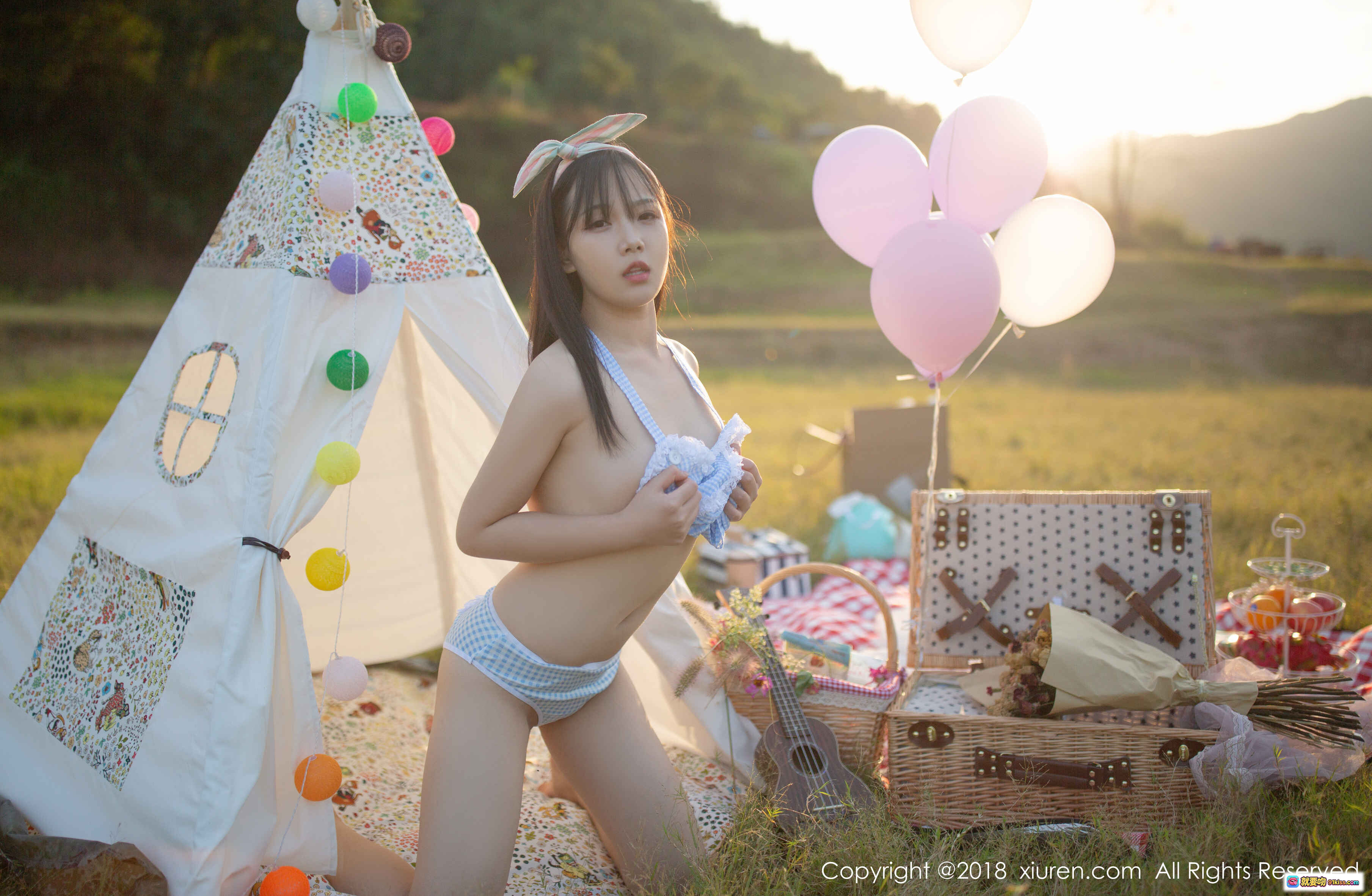 图片[1] - 徐微微mia户外野餐写真｜兔耳比基尼少女｜彩色气球帐篷日落美景｜XIUREN秀人网2018精选 - 就要吻