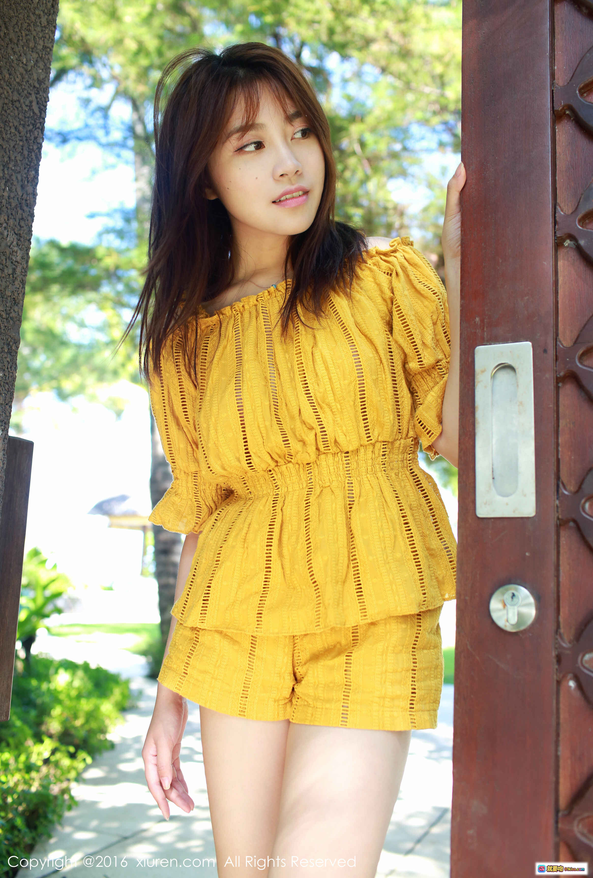 图片[10] - 许诺Sabrina黄色镂空套装户外写真 | XIUREN秀人网2016.06.15 NO.542清新自然美腿特写 - 就要吻