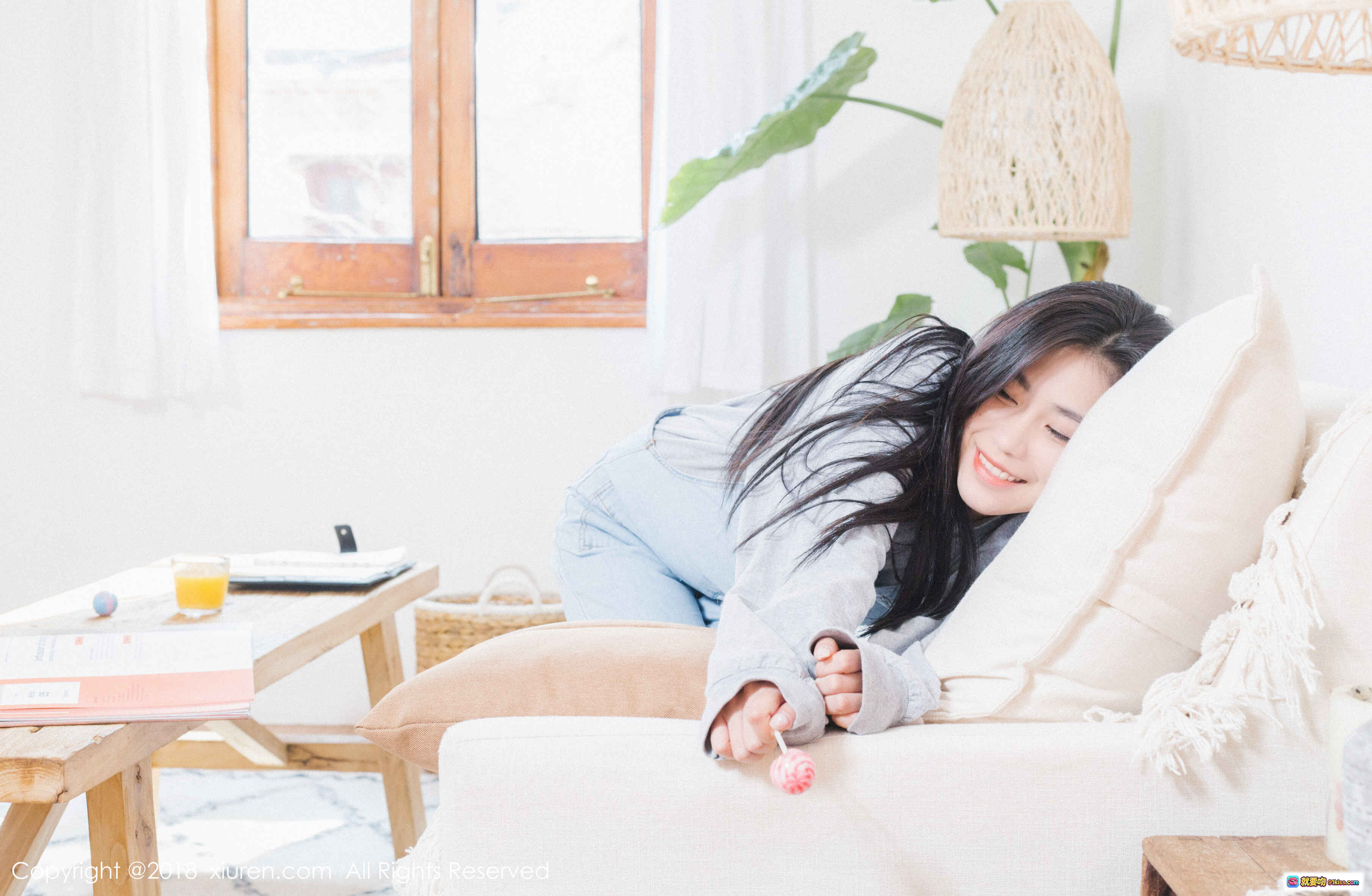 图片[2] - 许诺Sabrina温柔写真｜白色蕾丝睡衣居家风｜秀人网2018经典私房照｜长发少女床榻慵懒美态 - 就要吻