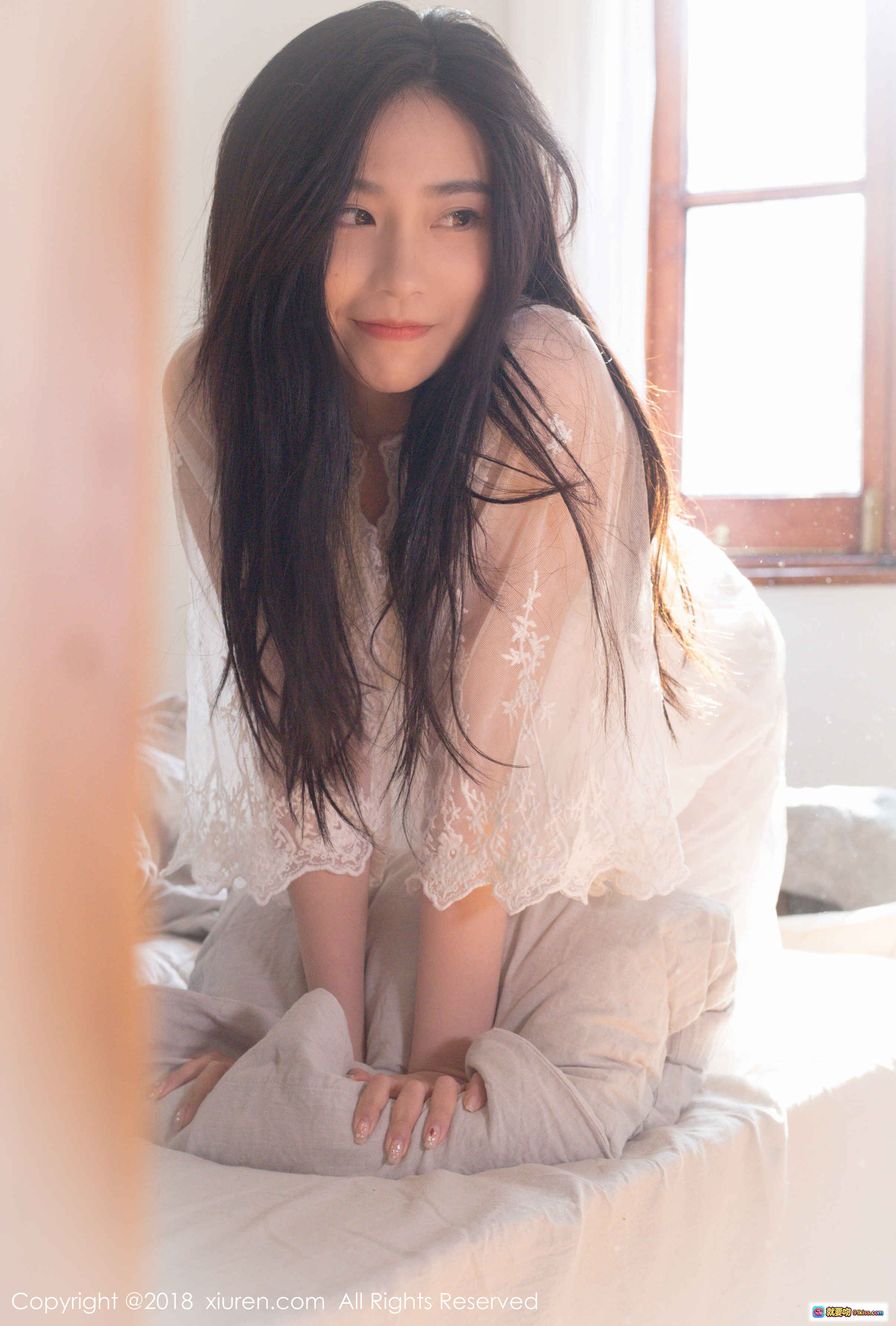 图片[1] - 许诺Sabrina温柔写真｜白色蕾丝睡衣居家风｜秀人网2018经典私房照｜长发少女床榻慵懒美态 - 就要吻