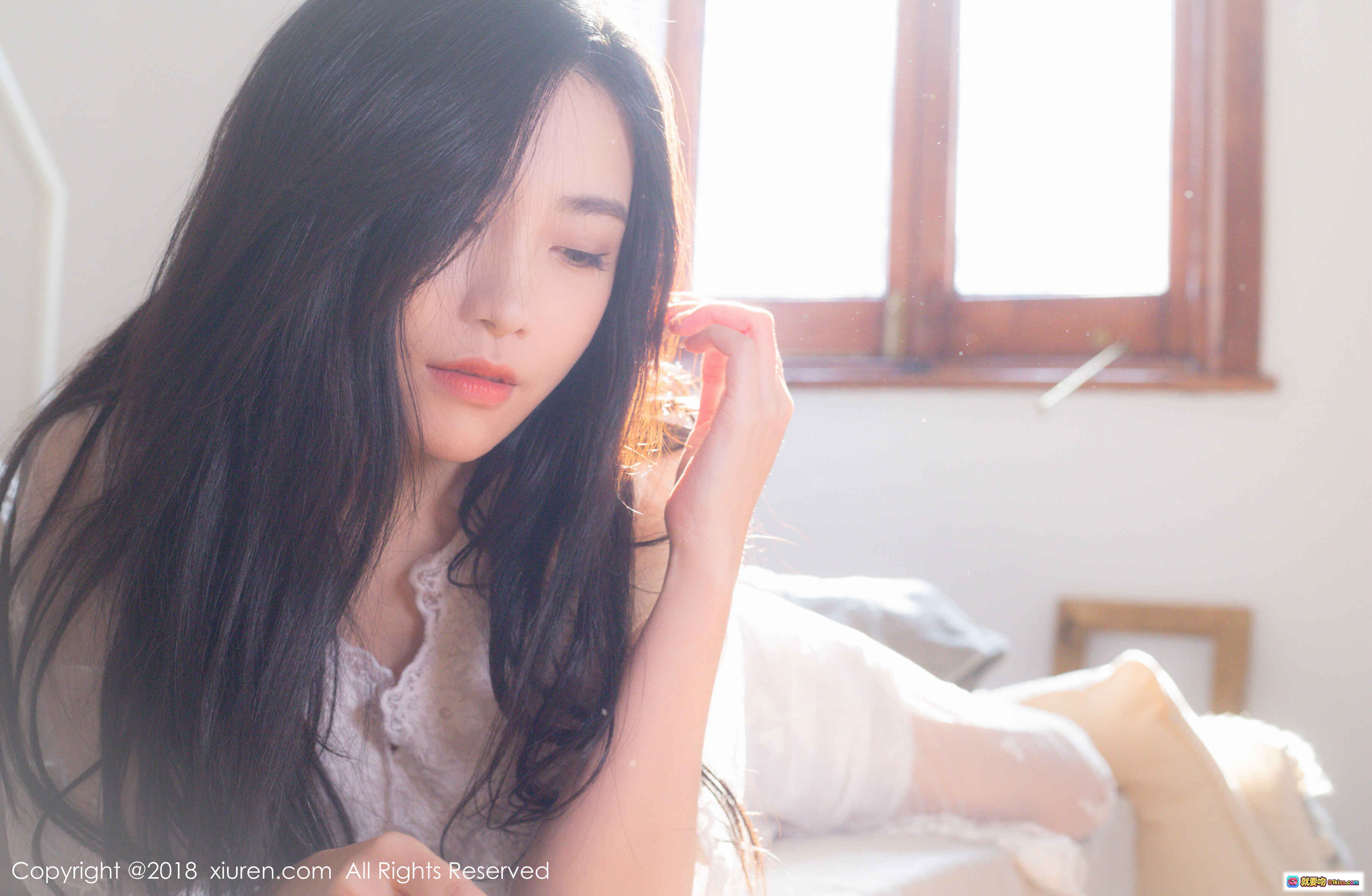 图片[10] - 许诺Sabrina温柔写真｜白色蕾丝睡衣居家风｜秀人网2018经典私房照｜长发少女床榻慵懒美态 - 就要吻