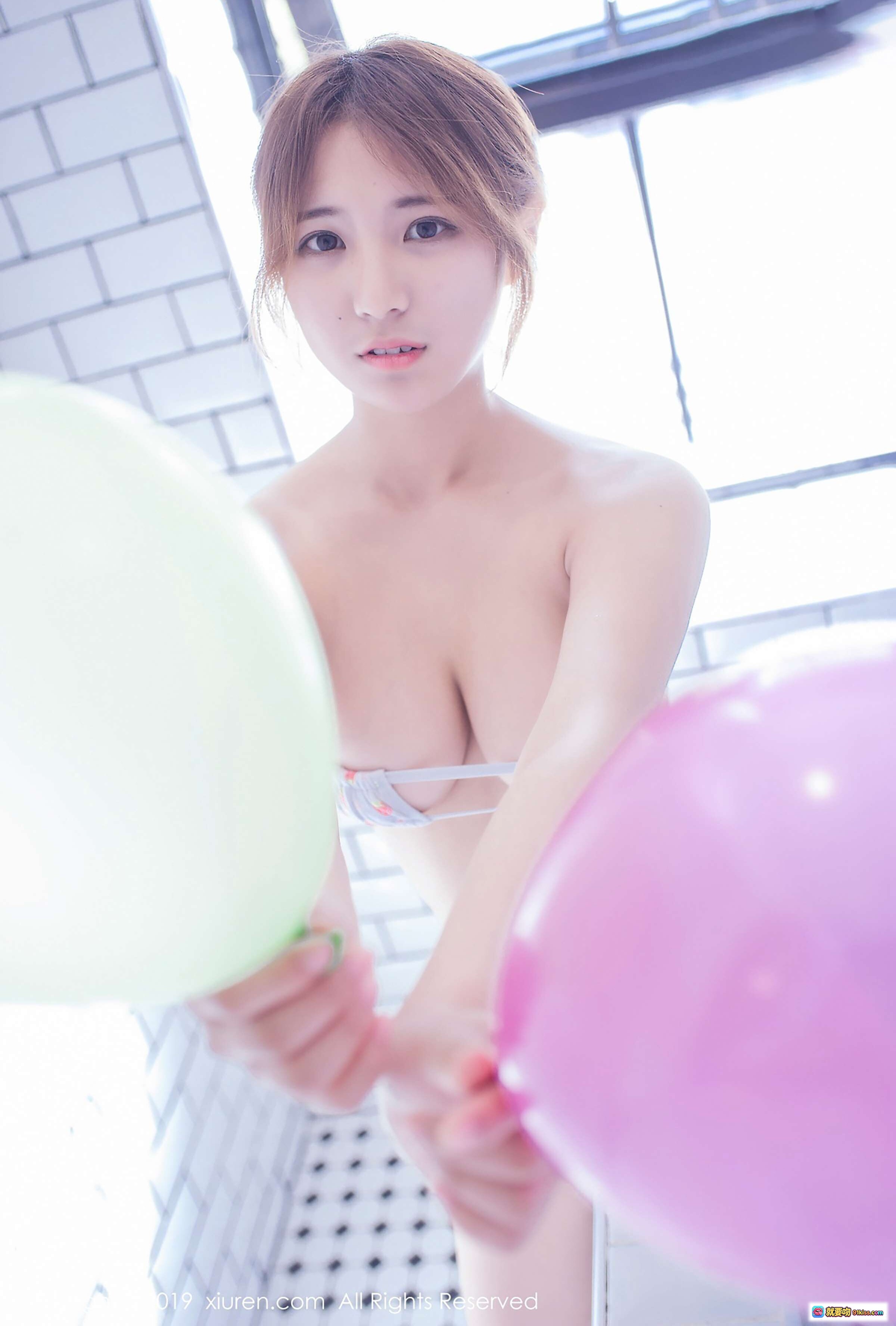 久久Aimee清新写真｜白砖背景粉绿气球少女感裸肩比基尼私房照 - 就要吻