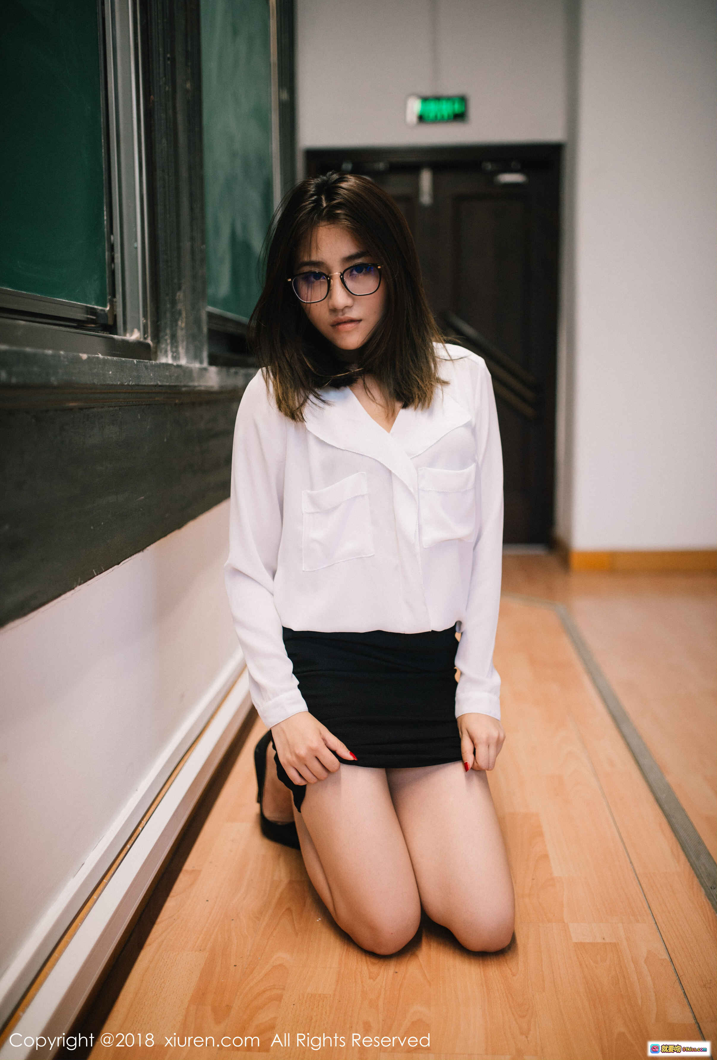 图片[5] - 许诺Sabrina教室写真｜白衬衫黑裙高跟鞋｜知性眼镜女教师风｜XIUREN秀人网2018精选 - 就要吻