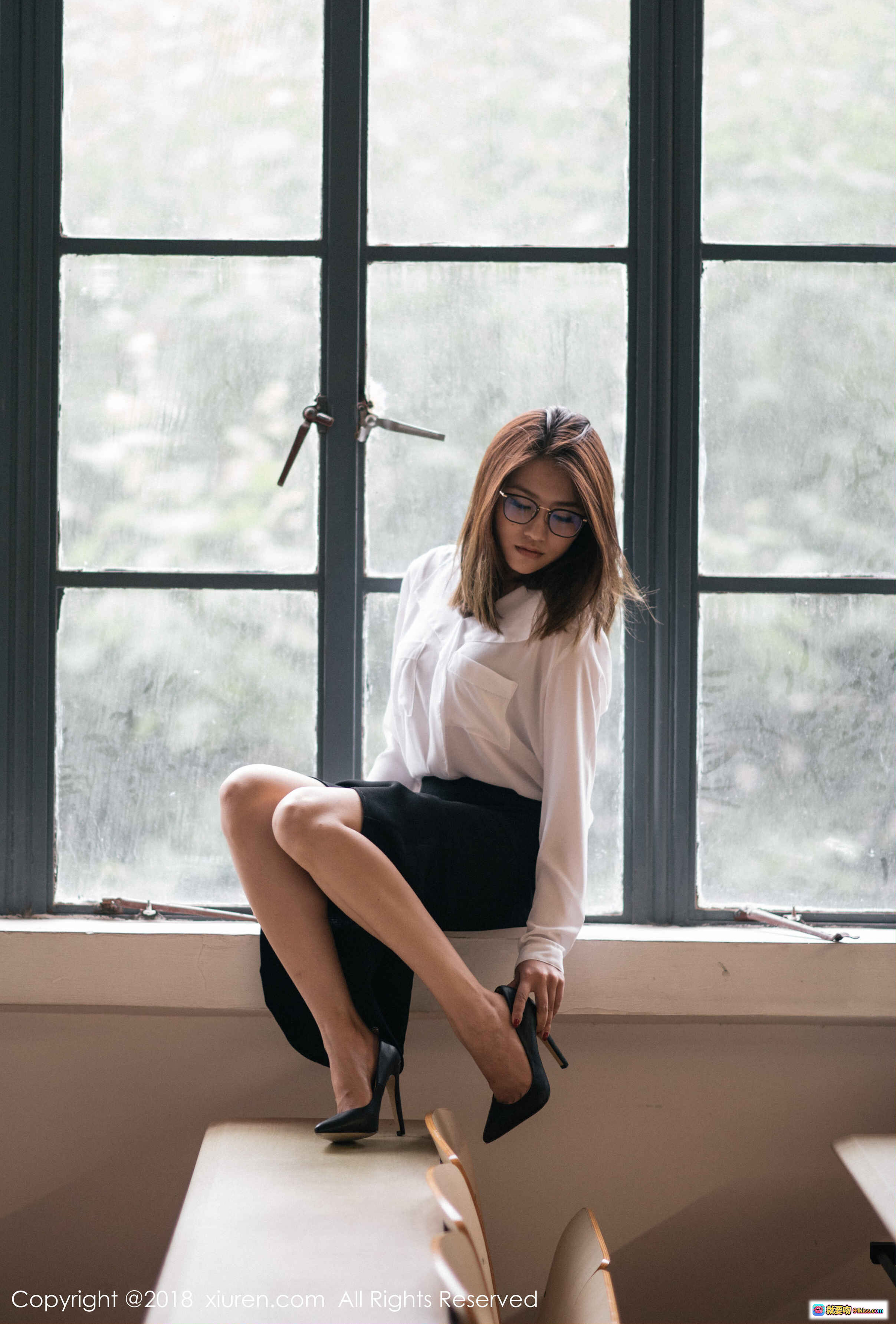 图片[4] - 许诺Sabrina教室写真｜白衬衫黑裙高跟鞋｜知性眼镜女教师风｜XIUREN秀人网2018精选 - 就要吻