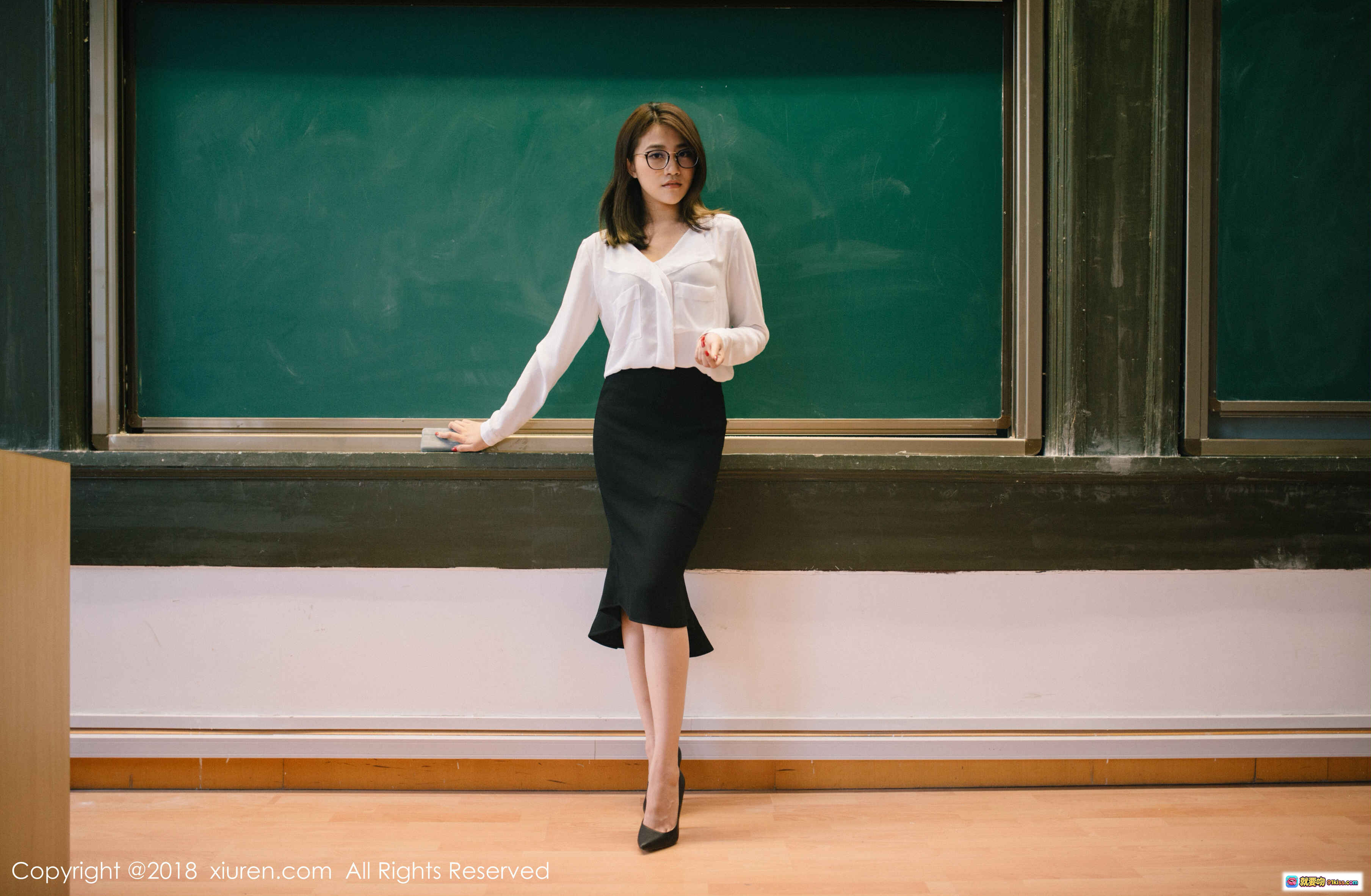 图片[10] - 许诺Sabrina教室写真｜白衬衫黑裙高跟鞋｜知性眼镜女教师风｜XIUREN秀人网2018精选 - 就要吻