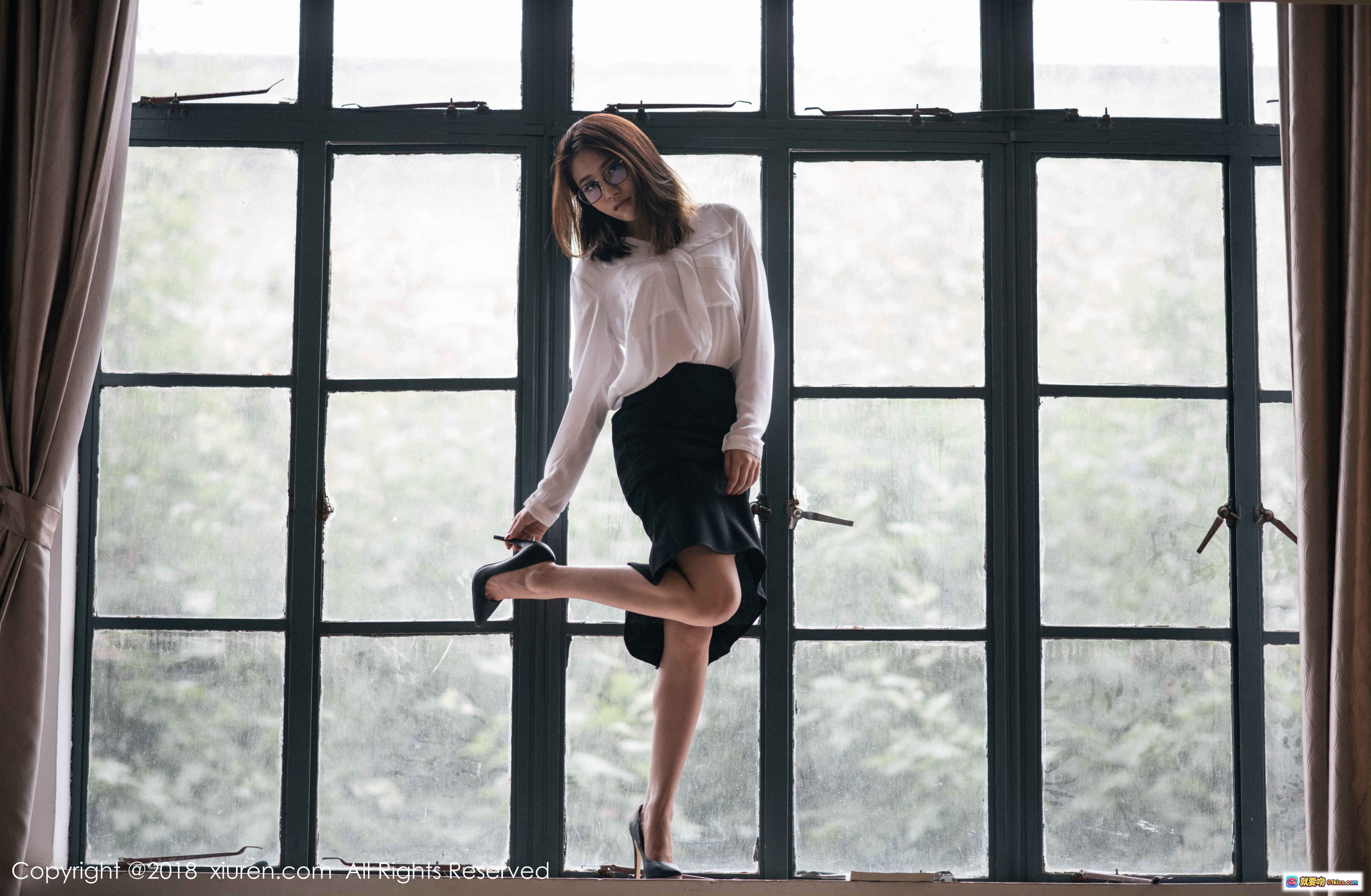 图片[9] - 许诺Sabrina教室写真｜白衬衫黑裙高跟鞋｜知性眼镜女教师风｜XIUREN秀人网2018精选 - 就要吻
