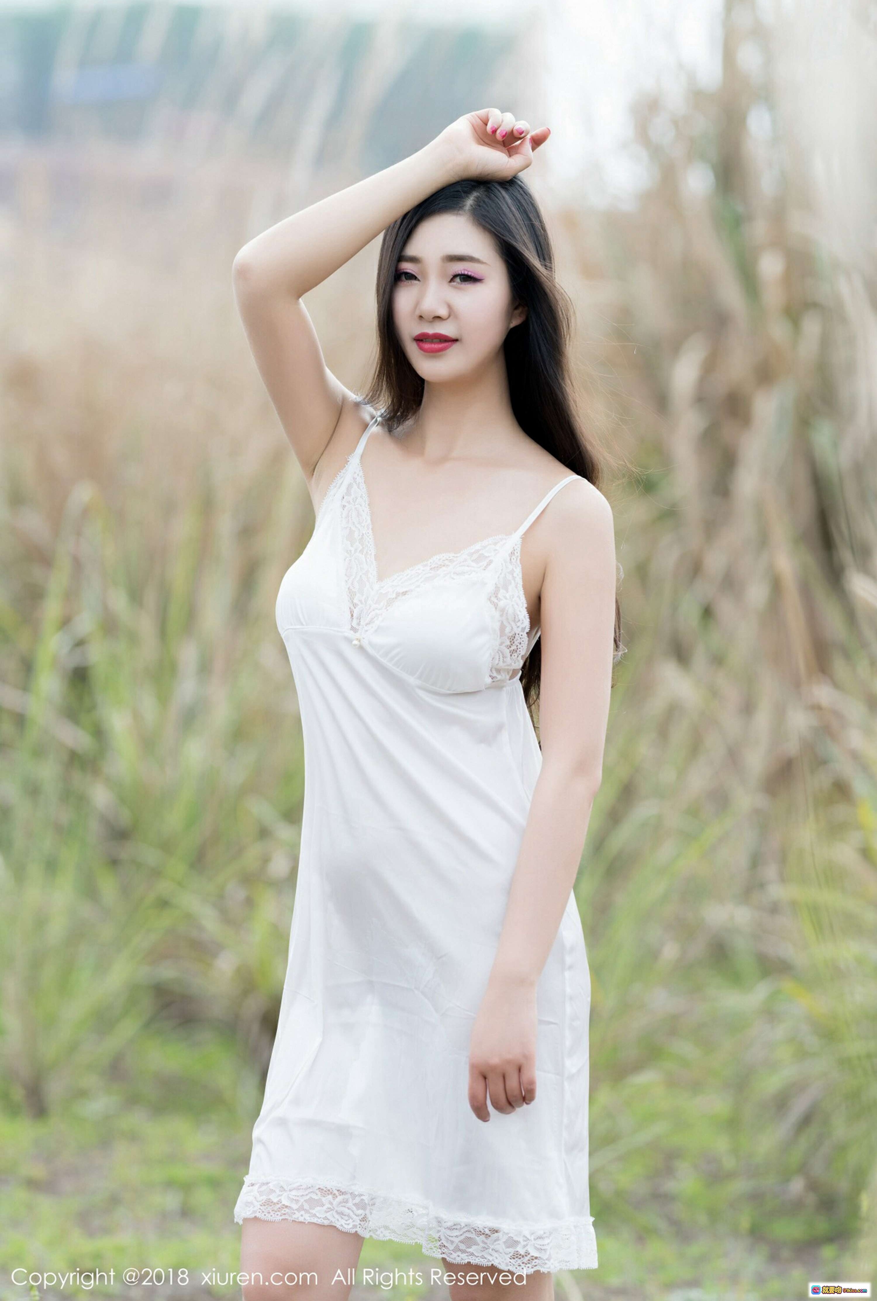 图片[1] - 宋KiKi白色蕾丝吊带裙户外写真 – 秀人网2018清新自然美女摄影 - 就要吻
