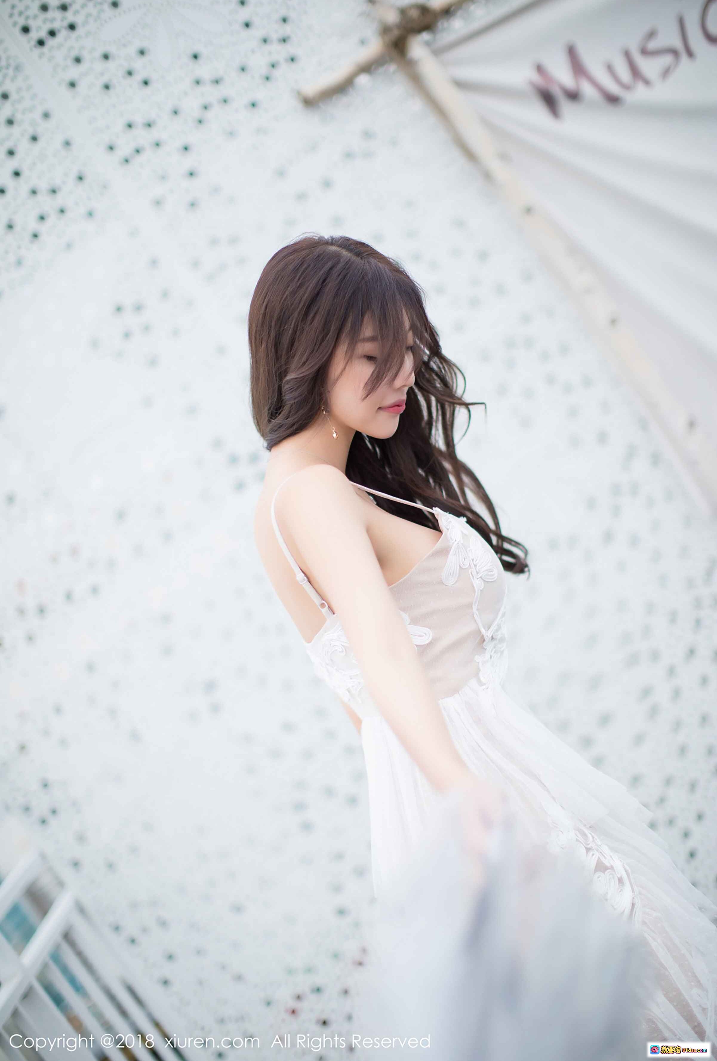 杨晨晨sugar白色蕾丝吊带裙写真 | 秀人网2018高清人像摄影 | 甜美长发少女风 | 柔光背景氛围感大片 - 就要吻