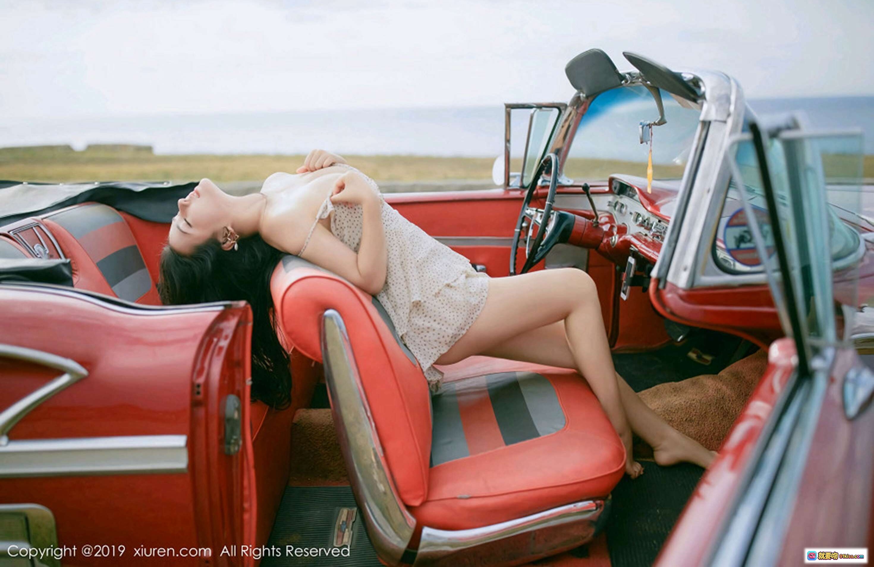 图片[2] - Manuela玛鲁娜海边红色复古敞篷车写真 | 优雅长发少女休闲度假风 | XIUREN秀人网2019精选高清图集 - 就要吻