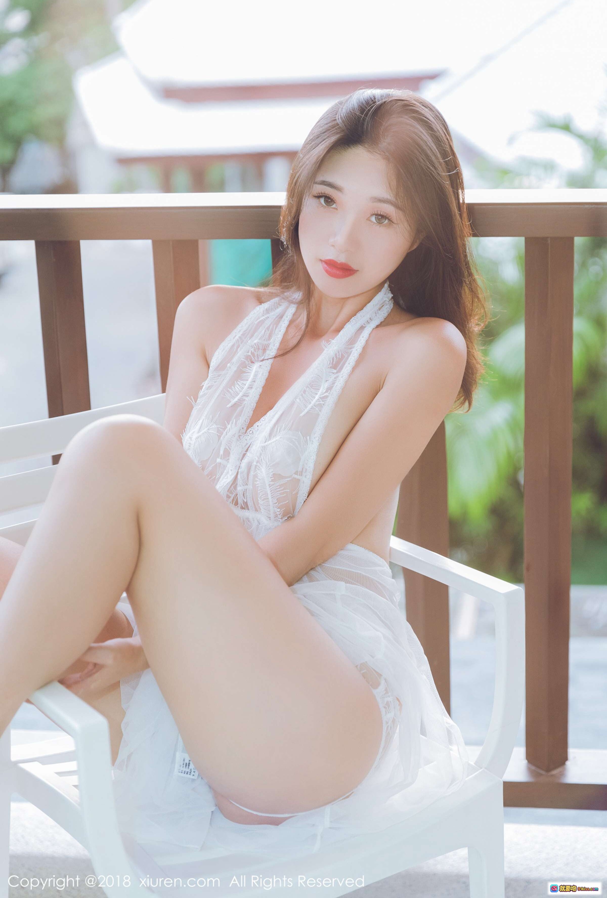 图片[1] - 宋KiKi白纱裙写真 | 秀人网2018性感私房照 | 阳台慵懒坐姿 | 透明蕾丝吊带 | 美腿特写 | 自然光柔美氛围 - 就要吻