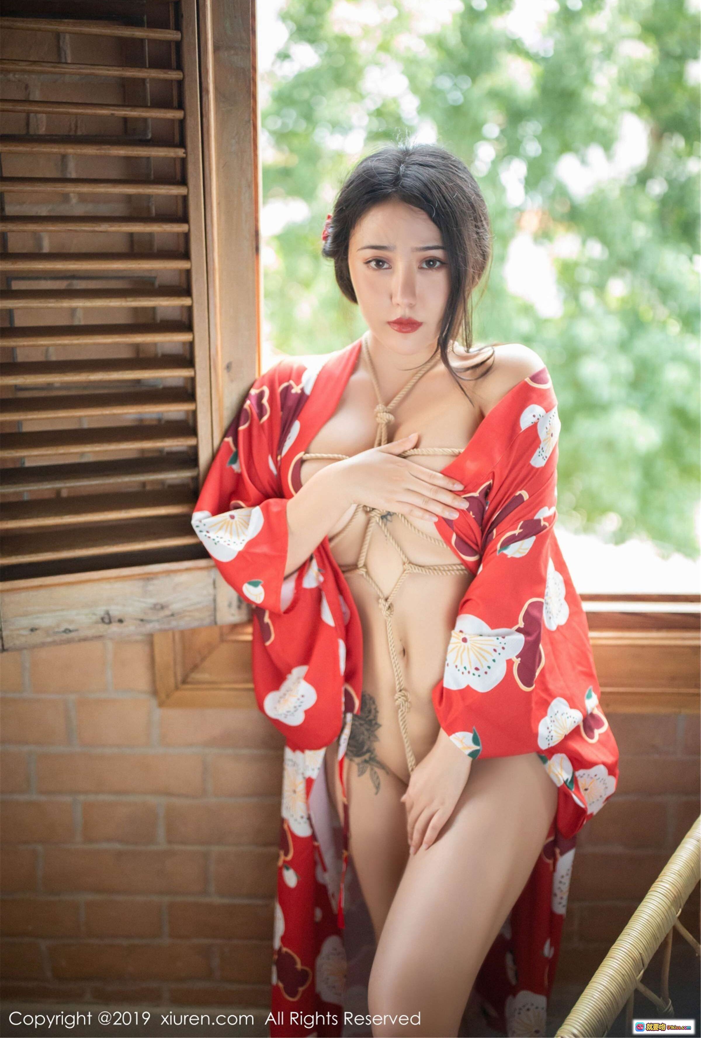 图片[6] - Manuela玛鲁娜日式和风写真｜红白浴衣半裸跪姿｜黑发花簪古典美｜砖墙窗影私房摄影｜XIUREN秀人网2019精选 - 就要吻