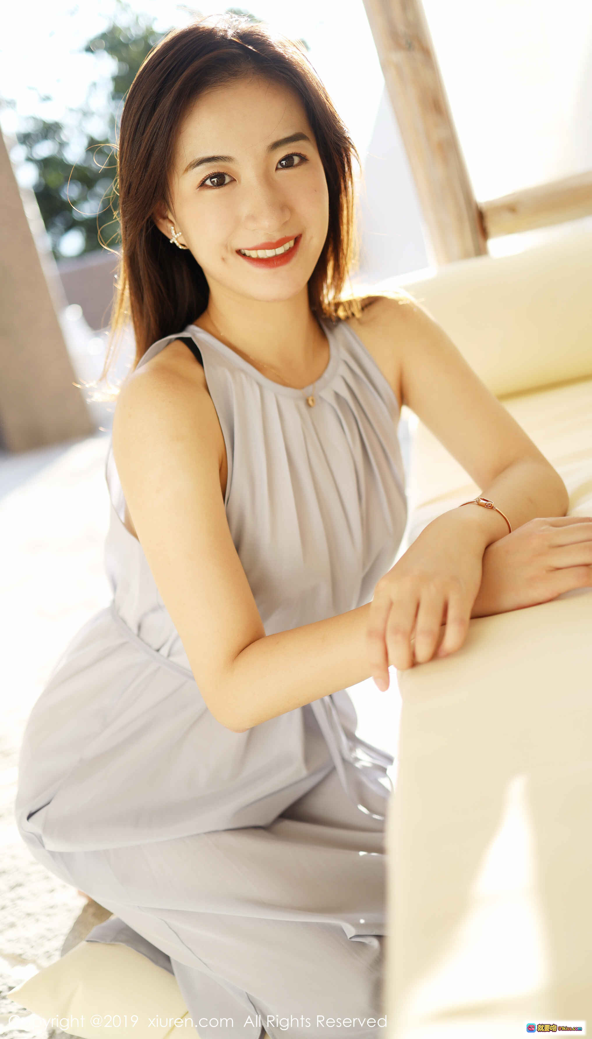 图片[2] - 艺儿拿铁优雅微笑写真 | 灰色无袖连衣裙户外坐姿 | XIUREN秀人网2019高清人像摄影 - 就要吻