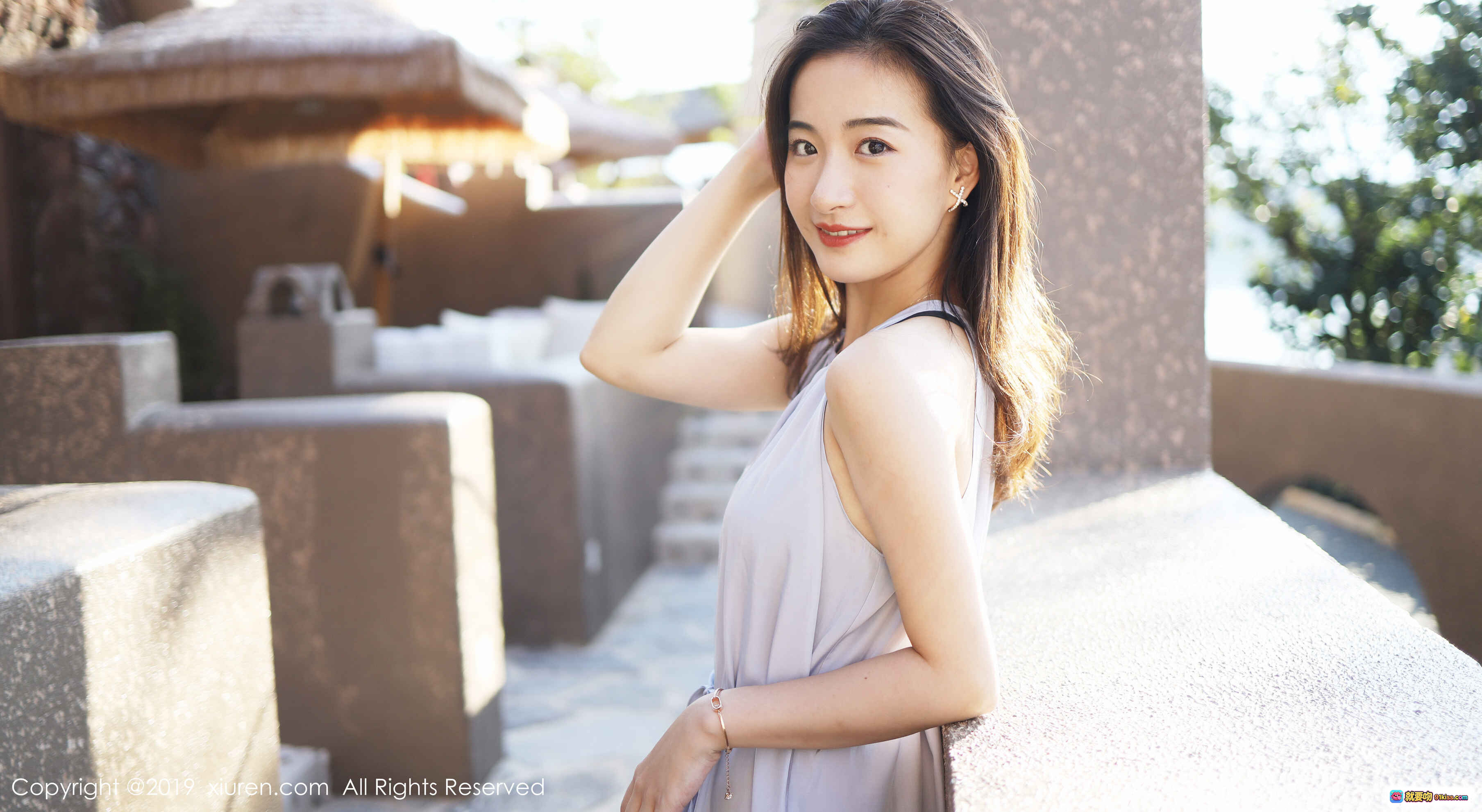图片[4] - 艺儿拿铁优雅微笑写真 | 灰色无袖连衣裙户外坐姿 | XIUREN秀人网2019高清人像摄影 - 就要吻