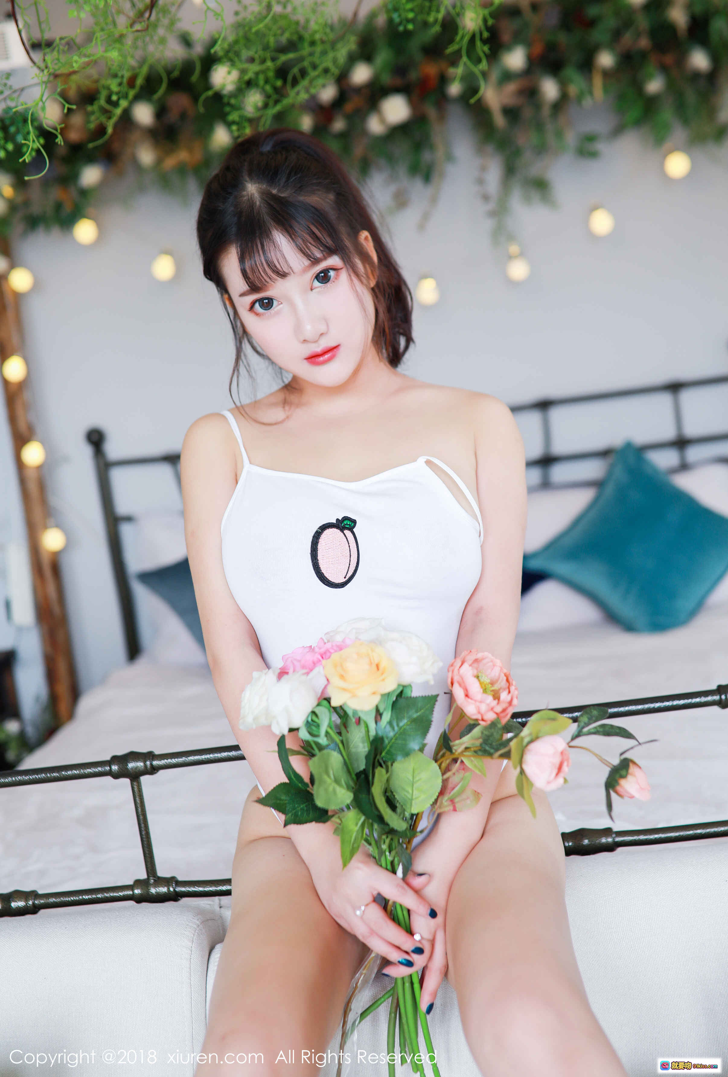 图片[4] - 小尤奈私房写真｜秀人网2018高清美图｜白床单性感坐姿｜长发红唇美腿特写｜室内绿植氛围感大片 - 就要吻