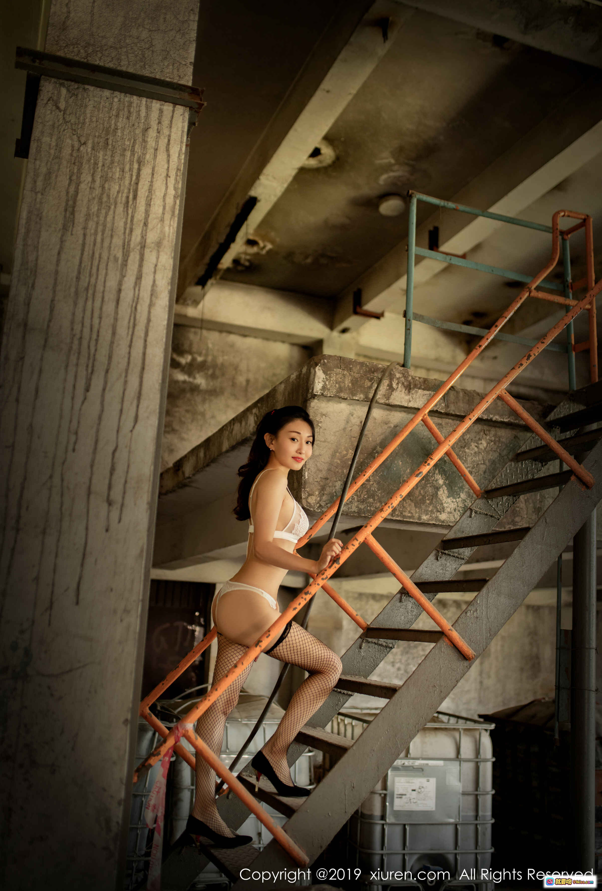 图片[8] - 狐小妖Baby车内写真：白T黑丝美腿 BMW座驾优雅坐姿 时尚性感车模大片 - 就要吻