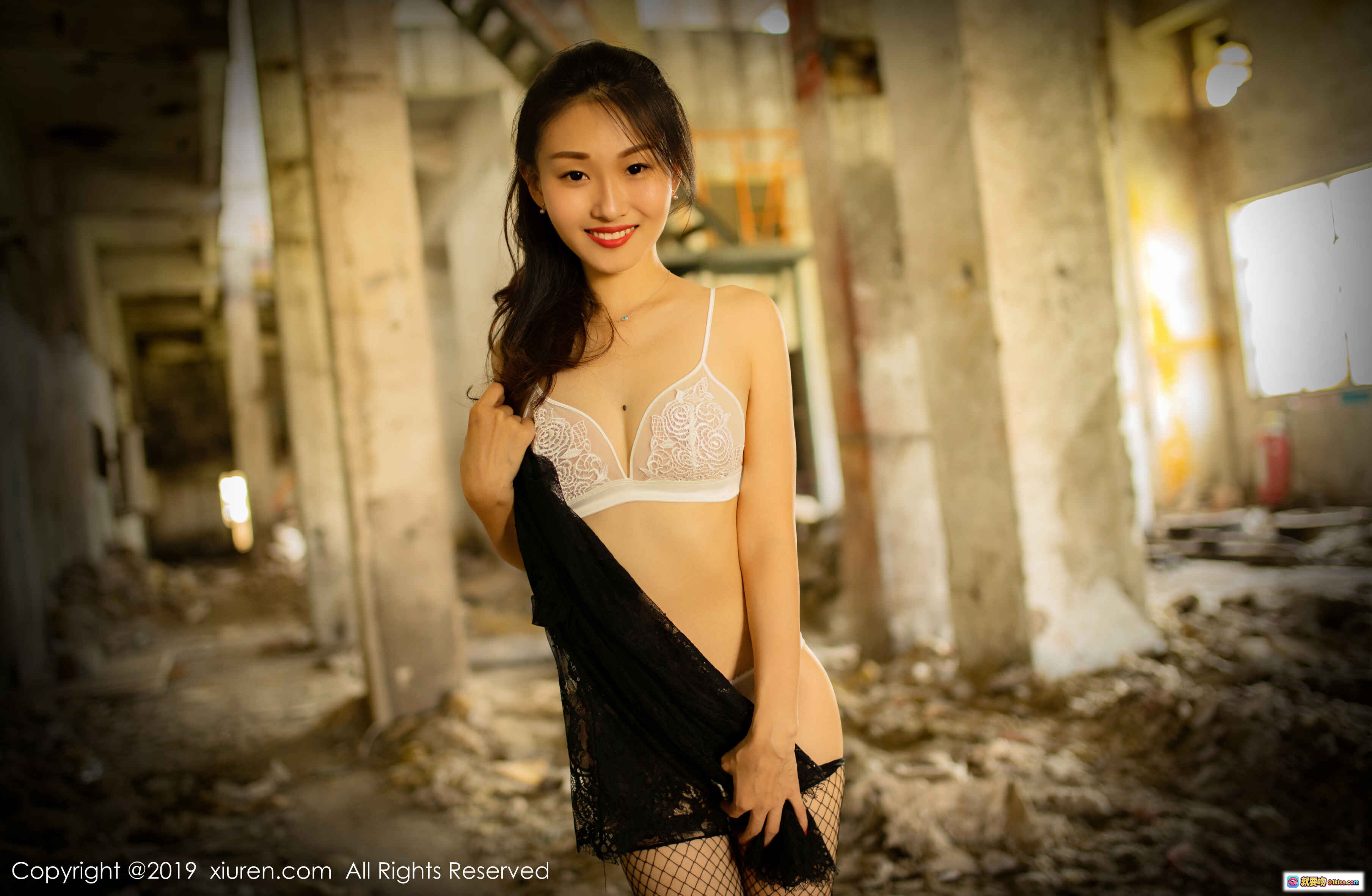 图片[5] - 狐小妖Baby车内写真：白T黑丝美腿 BMW座驾优雅坐姿 时尚性感车模大片 - 就要吻