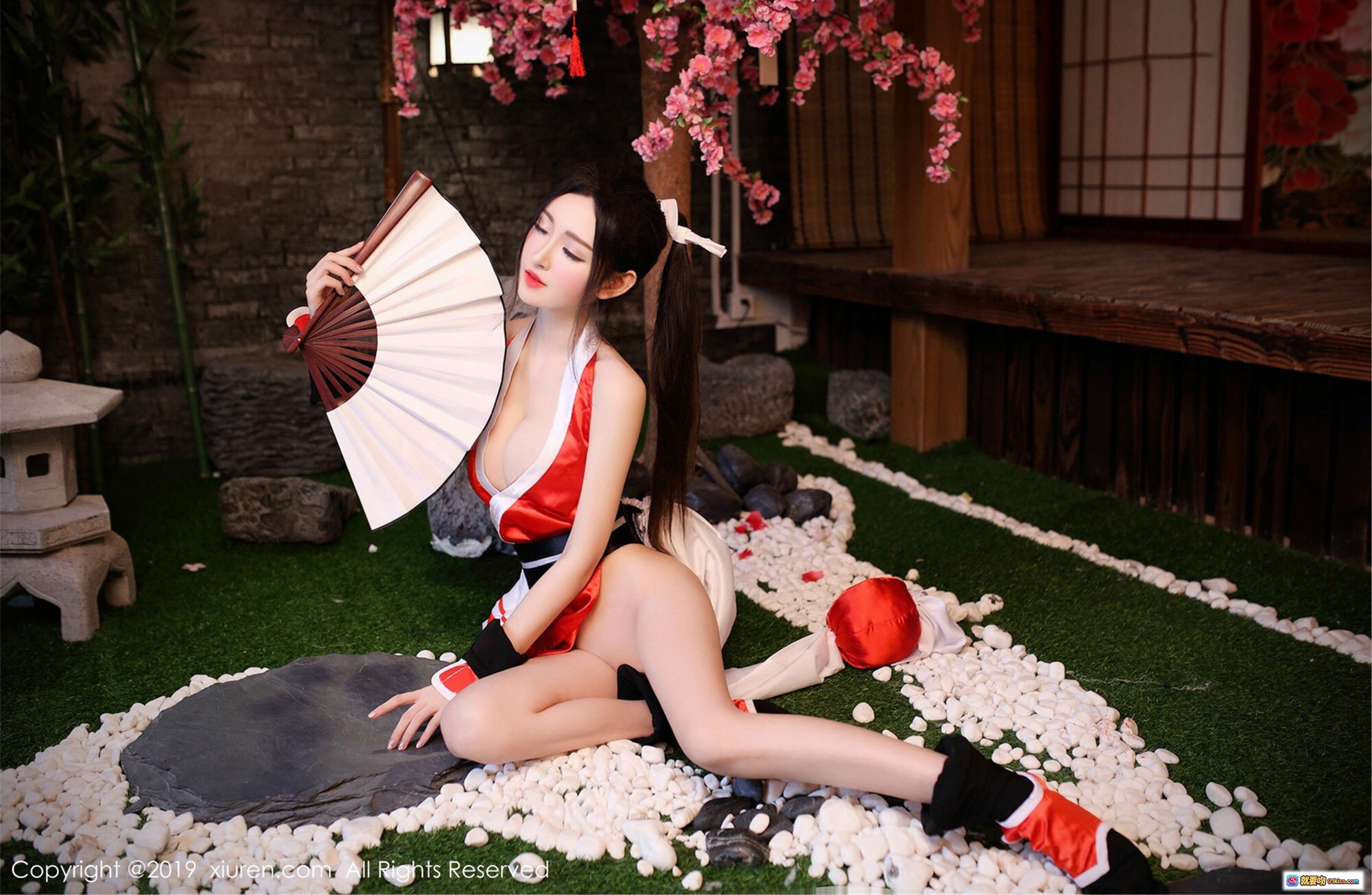 图片[1] - 沈梦瑶和风写真｜红白战衣持扇坐庭院｜樱花竹影日式庭院美拍｜秀人网No.1454高清图集 - 就要吻