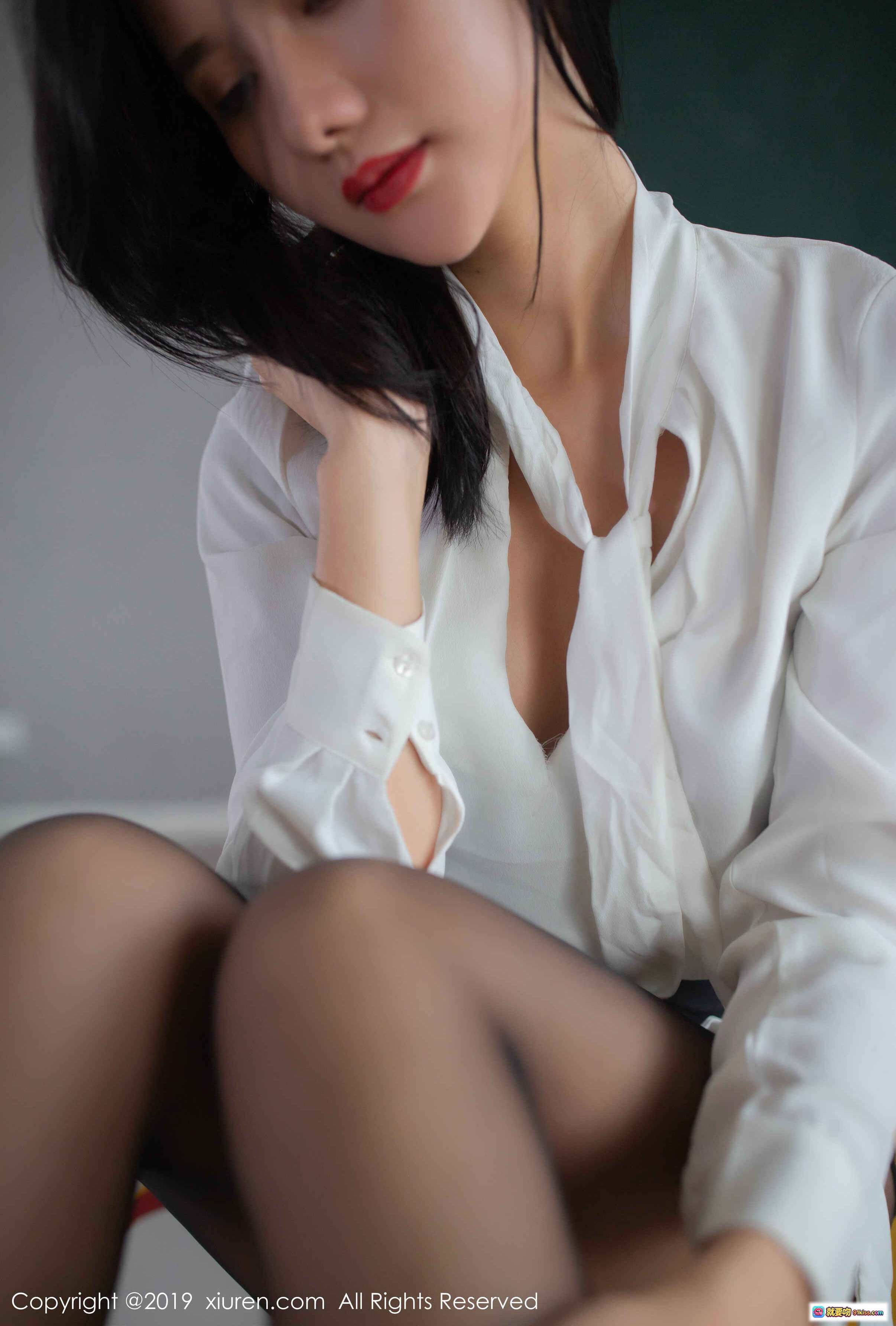 图片[10] - 教室黑丝美腿女教师办公写真 – 白衬衫短裙高跟鞋优雅坐姿教学场景实拍 - 就要吻