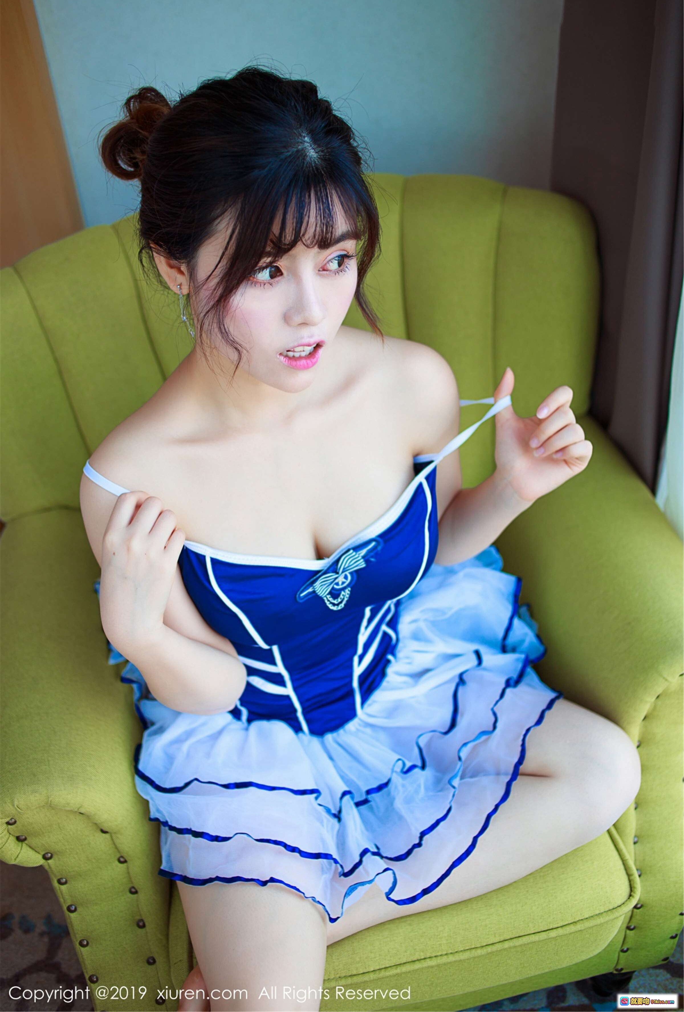 图片[1] - 白甜性感蓝白女仆装写真_秀人网2019高清私房美图_绿色沙发居家诱惑风 - 就要吻