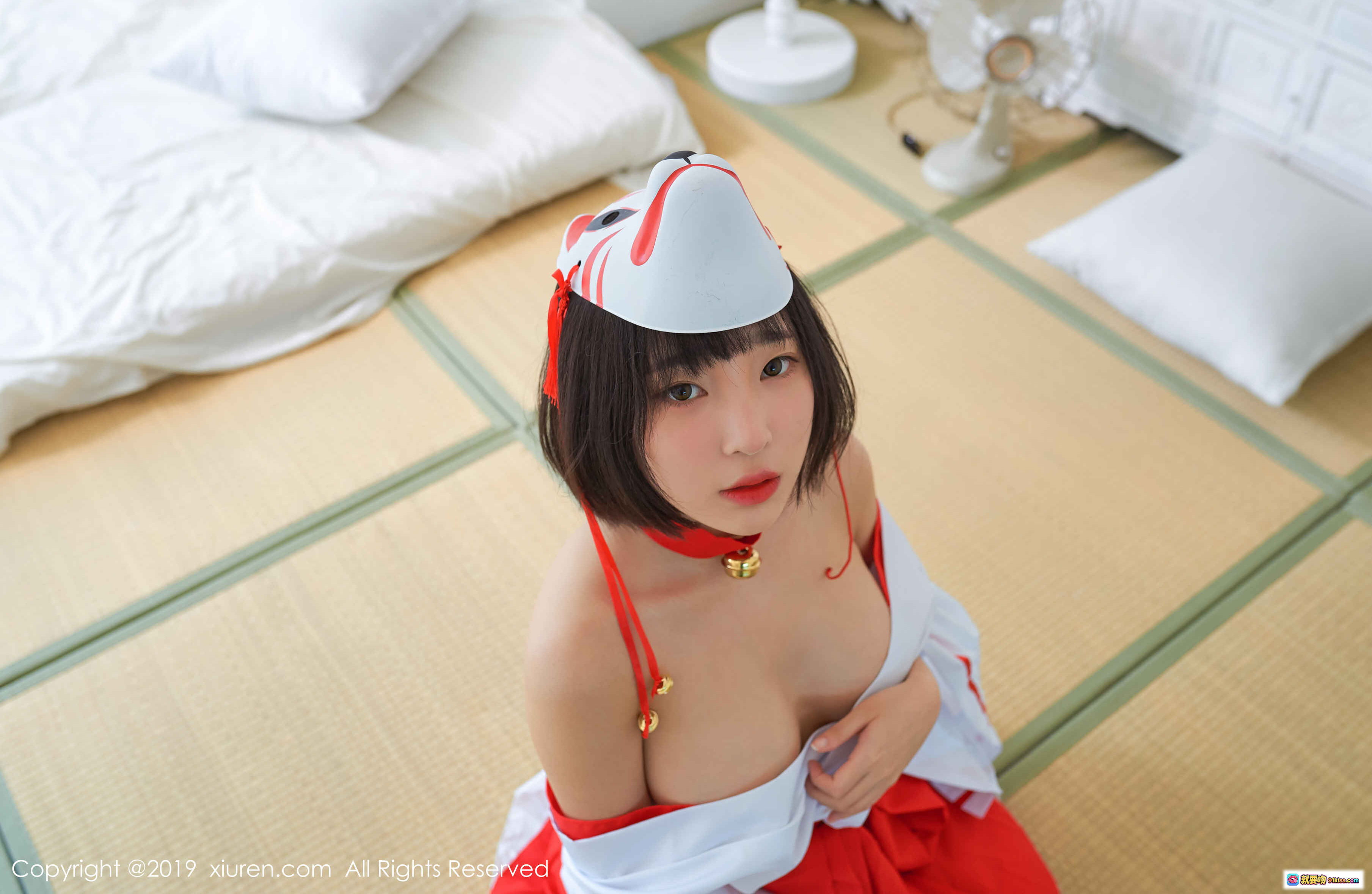 图片[1] - 卿卿cos女仆装写真 | 红白制服+猫耳帽 | 秀人网2019.09.29 NO.1702 | 日系榻榻米场景 | 69P高清图集 - 就要吻