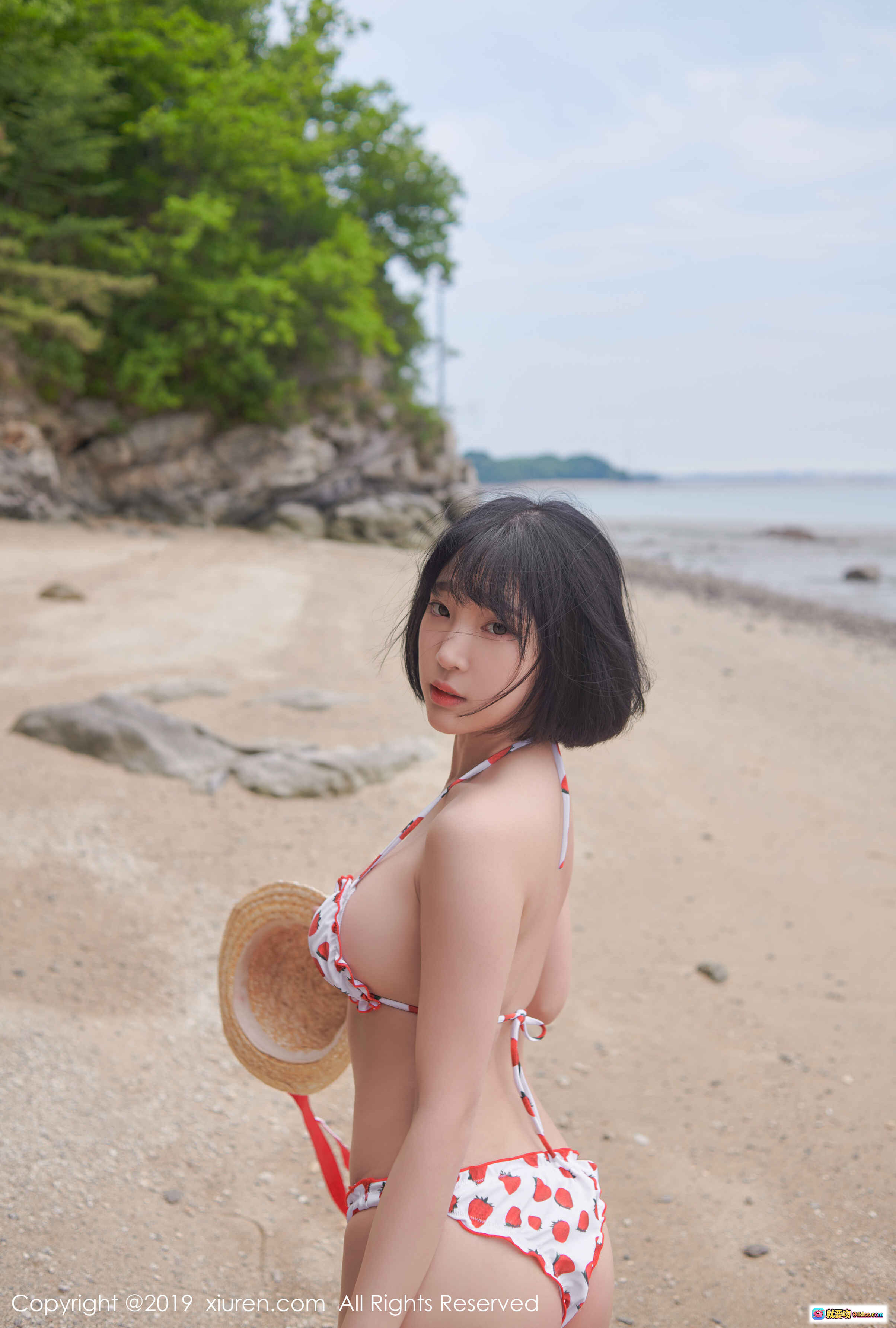 图片[3] - 卿卿海边岩石写真｜草莓比基尼+草帽少女风｜秀人网2019夏日性感泳装图集 - 就要吻