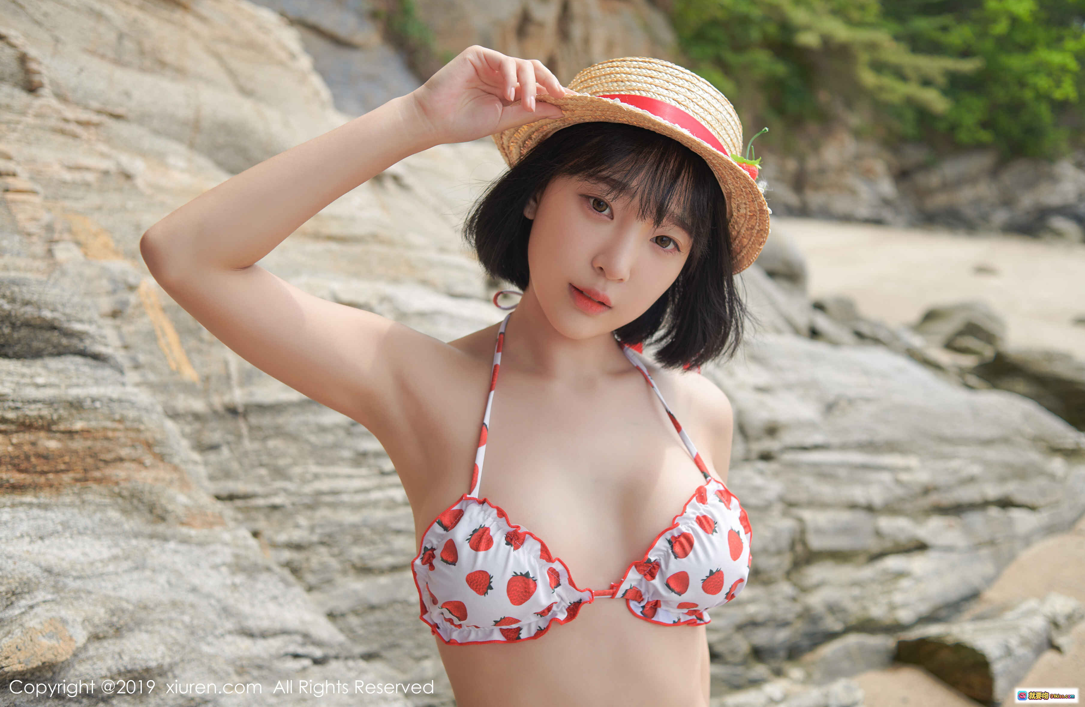 图片[8] - 卿卿海边岩石写真｜草莓比基尼+草帽少女风｜秀人网2019夏日性感泳装图集 - 就要吻