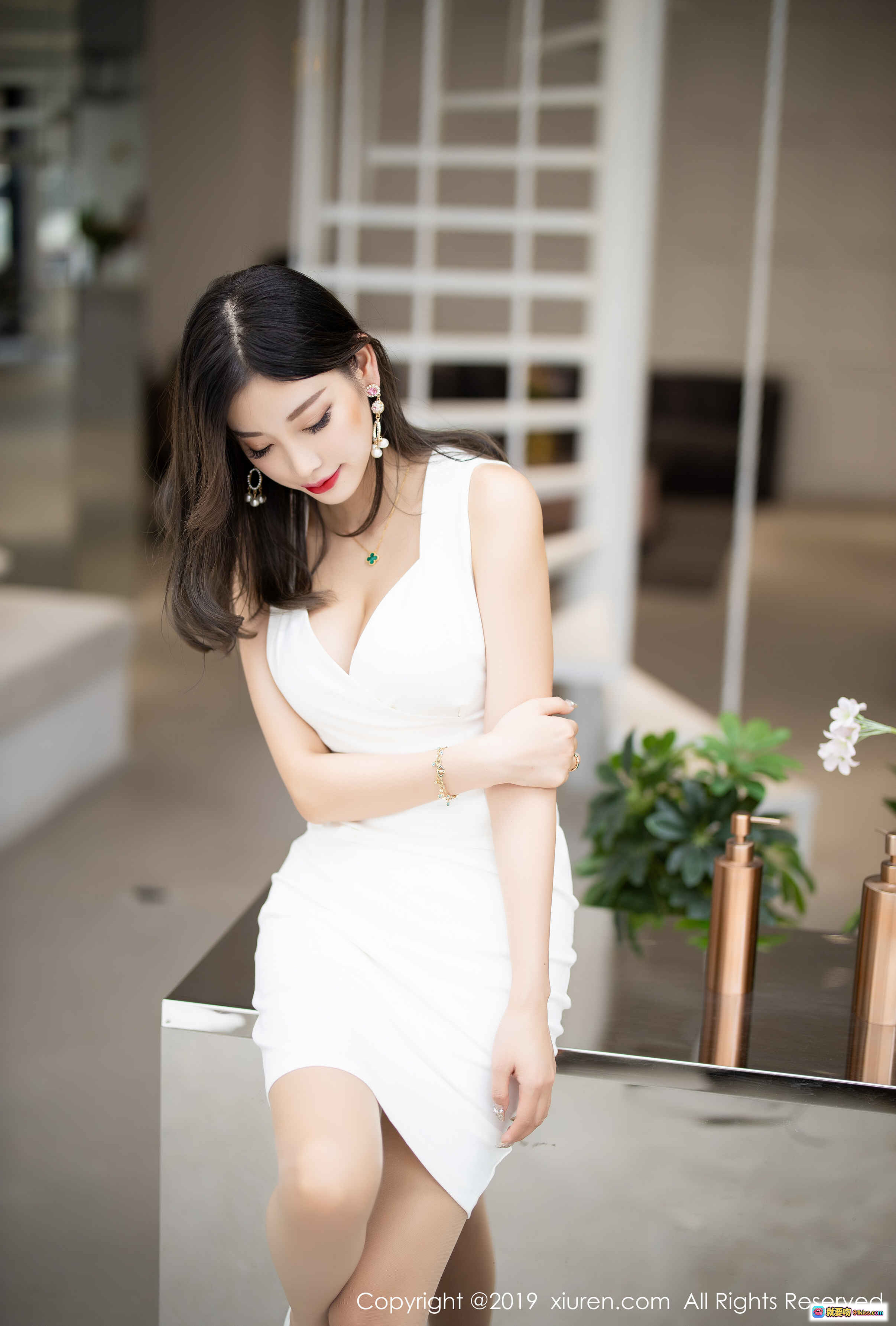 图片[1] - 杨晨晨Sugar白色深V连衣裙性感写真 – XIUREN秀人网2019.09.24 No.1695高清美图 - 就要吻