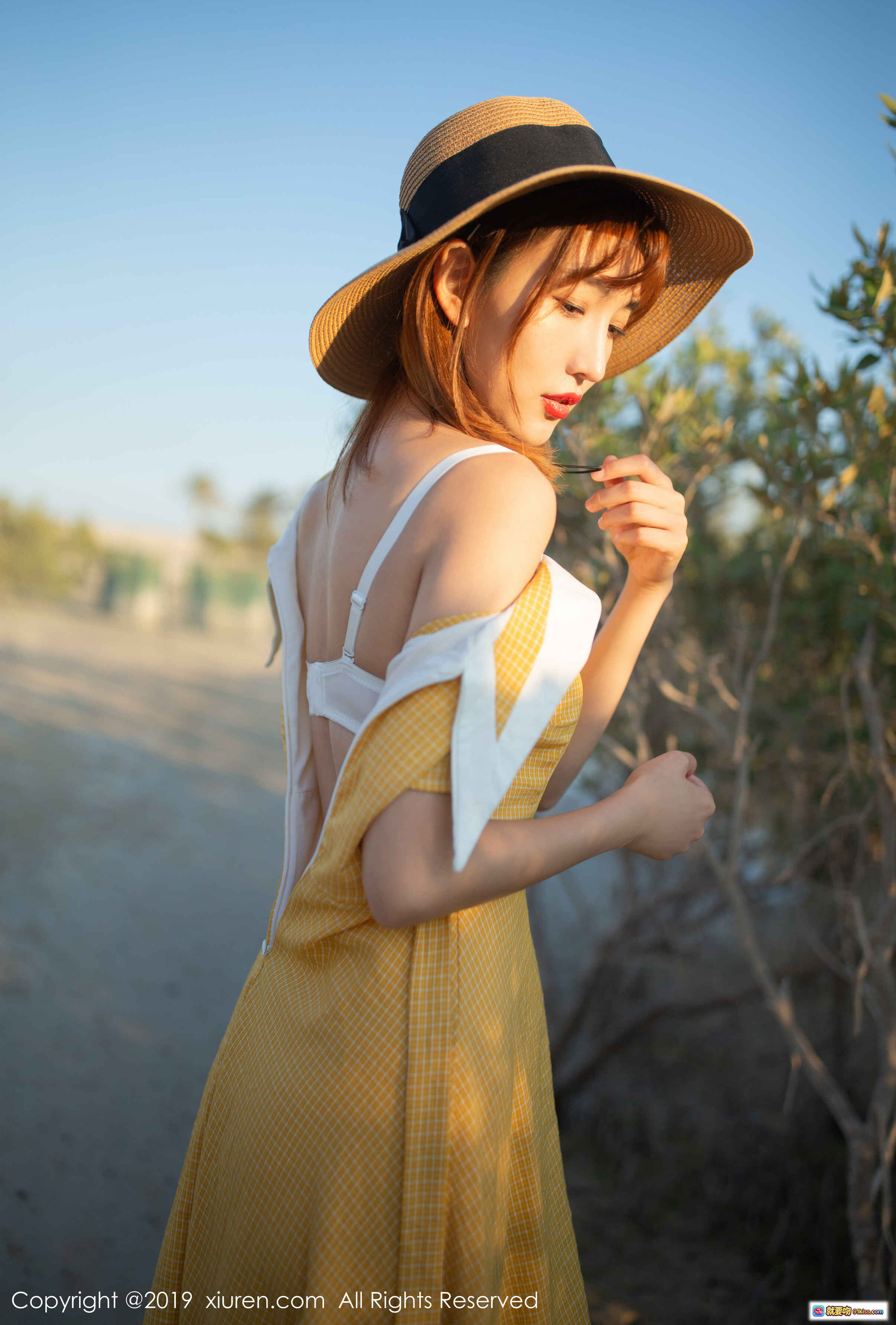 图片[6] - 陆萱萱黄色格纹连衣裙海滩写真 | 宽檐草帽沙滩长椅阳光美拍 | XIUREN秀人网2019精选人像摄影 - 就要吻