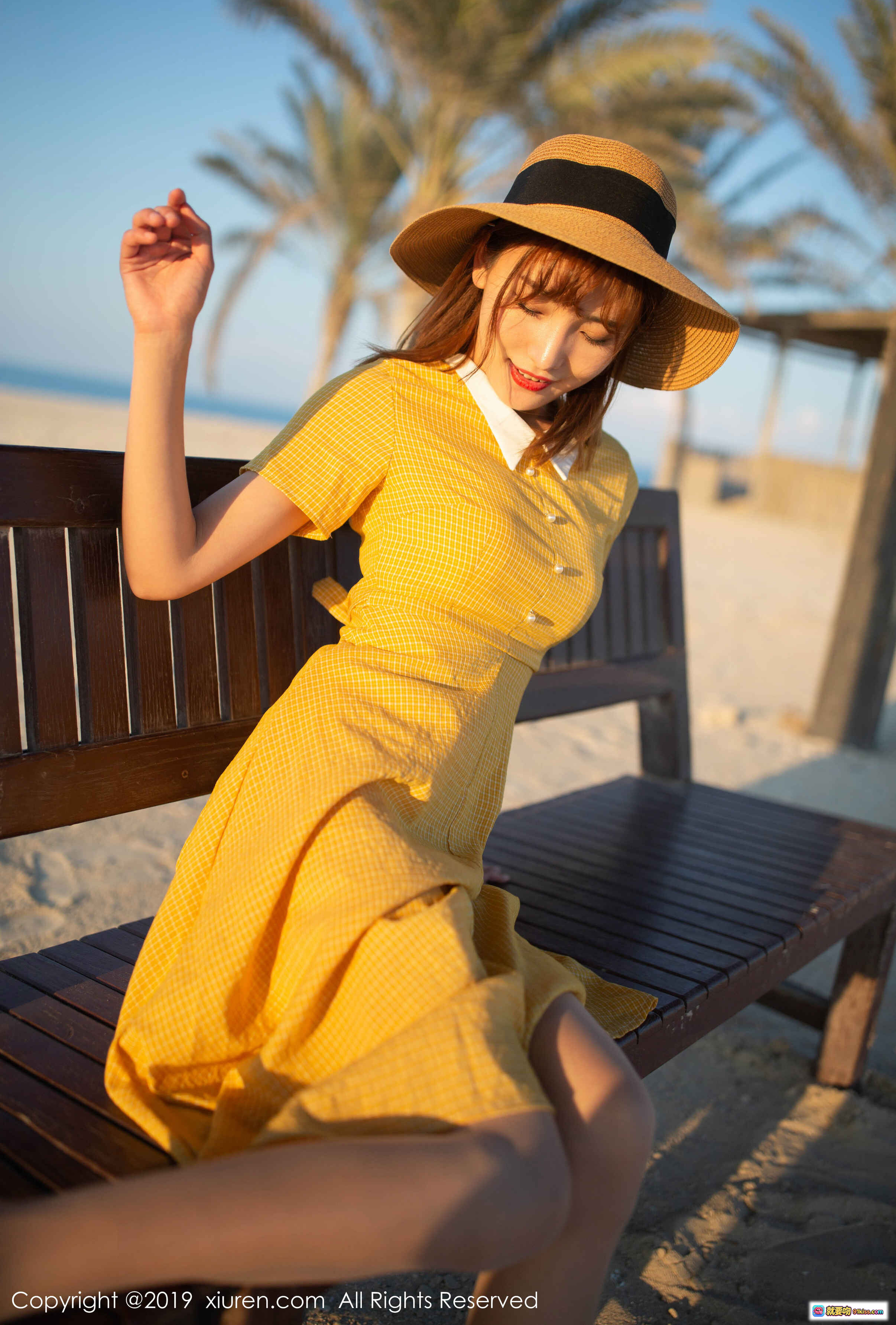 图片[1] - 陆萱萱黄色格纹连衣裙海滩写真 | 宽檐草帽沙滩长椅阳光美拍 | XIUREN秀人网2019精选人像摄影 - 就要吻