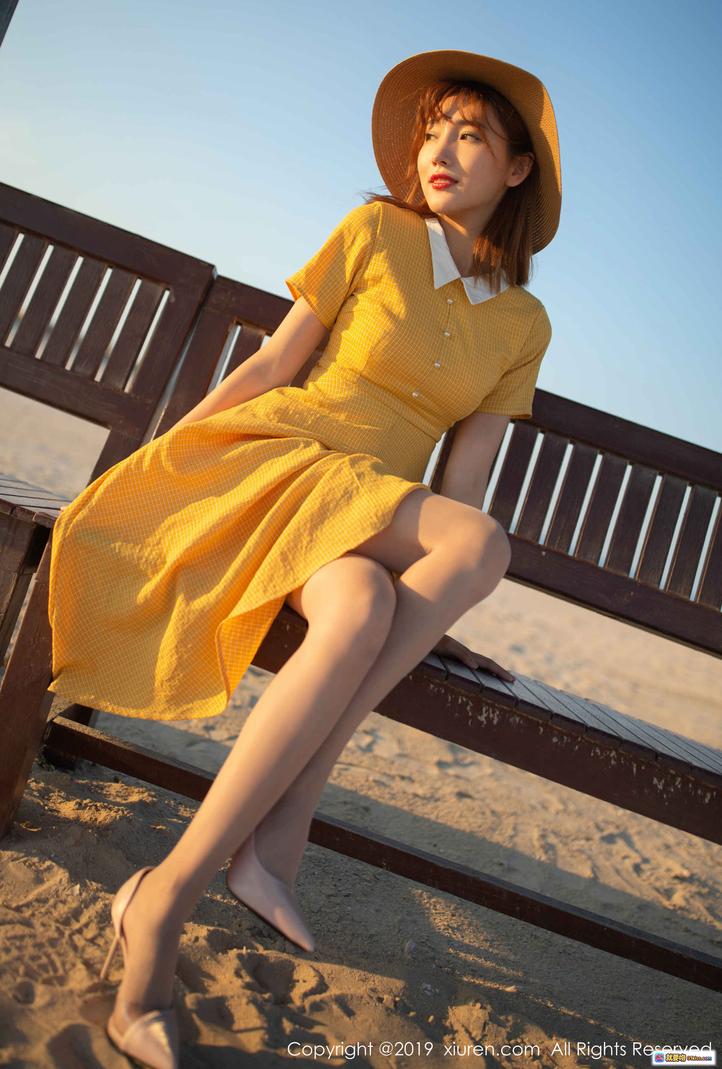 图片[10] - 陆萱萱黄色格纹连衣裙海滩写真 | 宽檐草帽沙滩长椅阳光美拍 | XIUREN秀人网2019精选人像摄影 - 就要吻