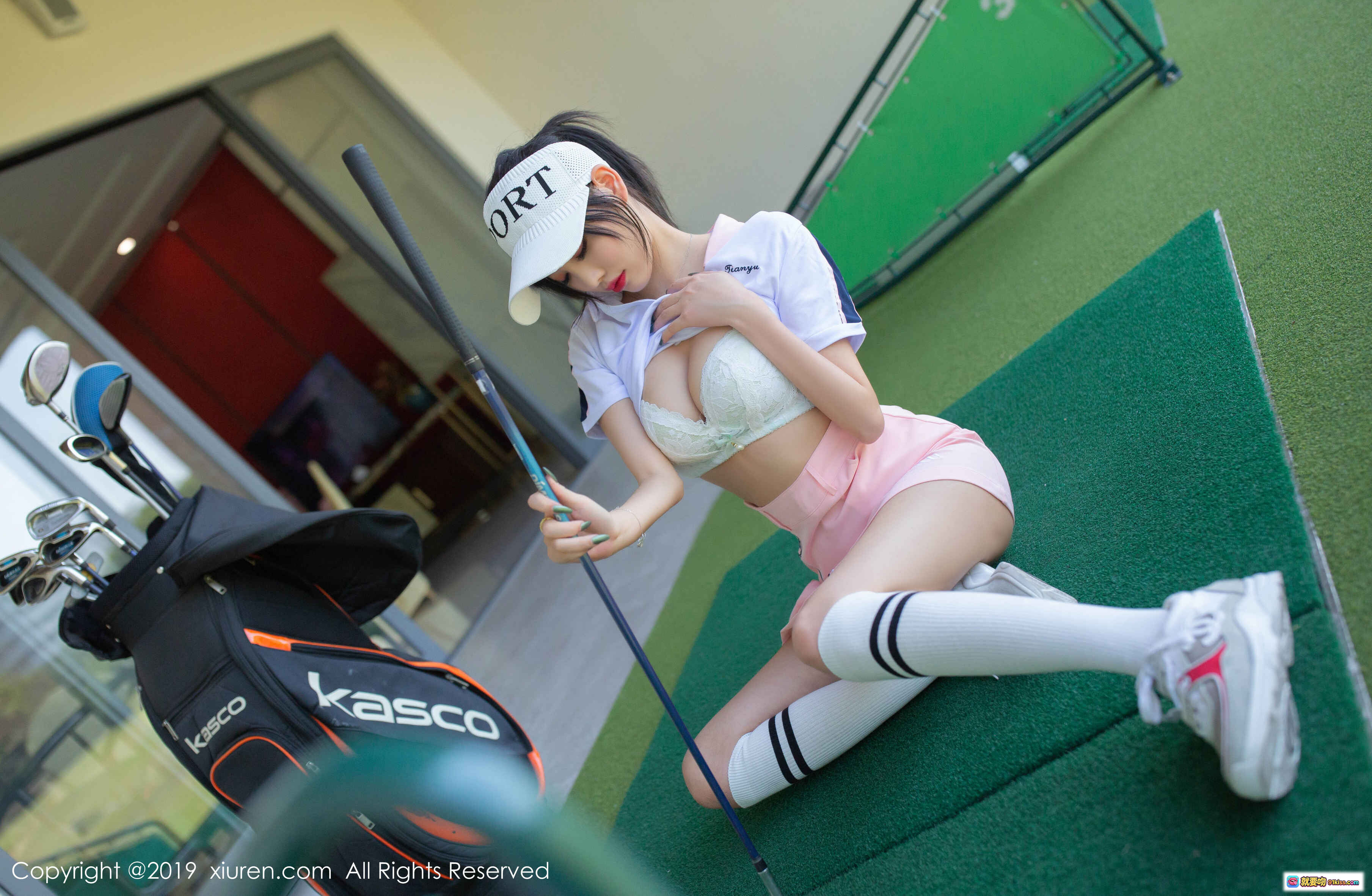 图片[1] - 杨晨晨sugar高尔夫写真 | 白色运动帽+粉色短裙+长筒袜 | 秀人网2019.12.23 No.1874 | 高清70P性感美拍 - 就要吻