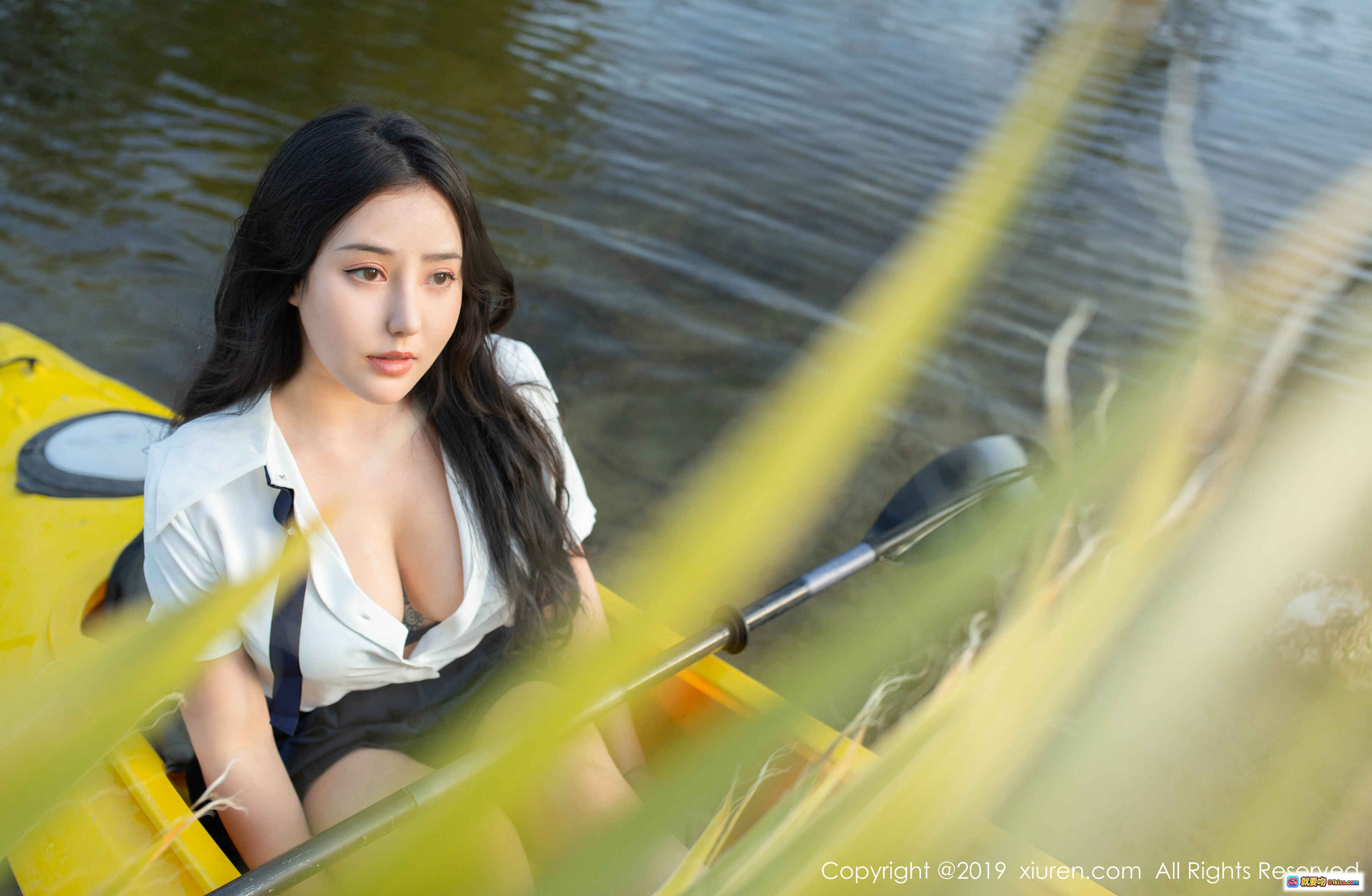 图片[9] - Manuela玛鲁娜湖上划艇写真｜白色短袖黑裙少女｜黄色皮划艇自然风光｜XIUREN秀人网2019精选摄影 - 就要吻