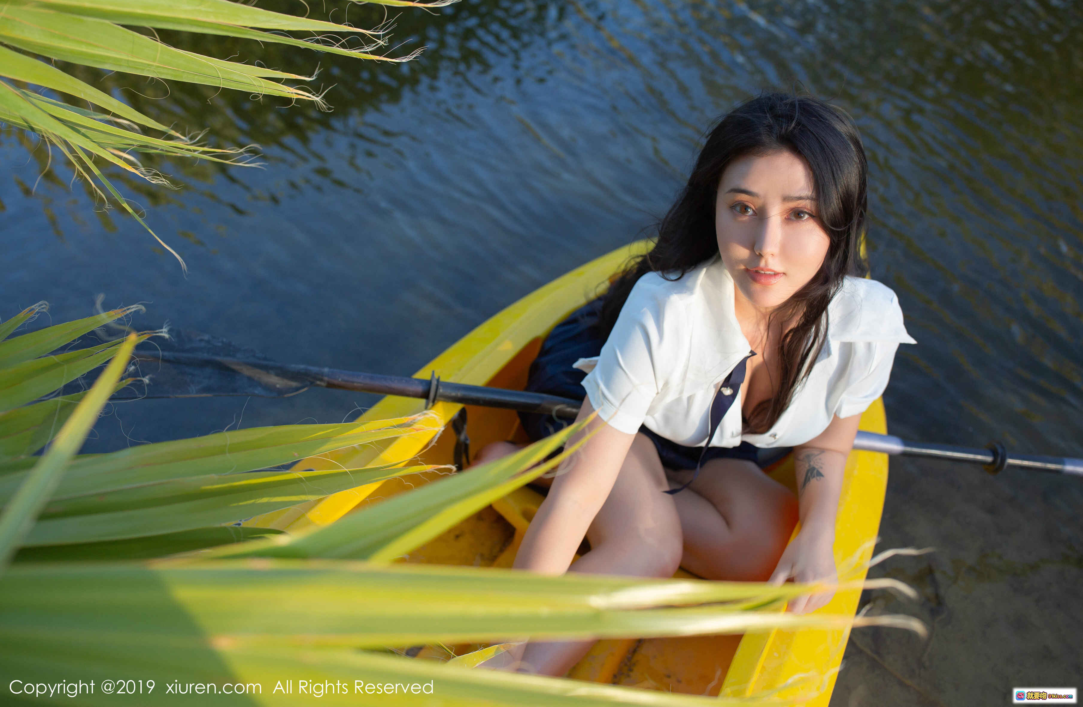 图片[3] - Manuela玛鲁娜湖上划艇写真｜白色短袖黑裙少女｜黄色皮划艇自然风光｜XIUREN秀人网2019精选摄影 - 就要吻