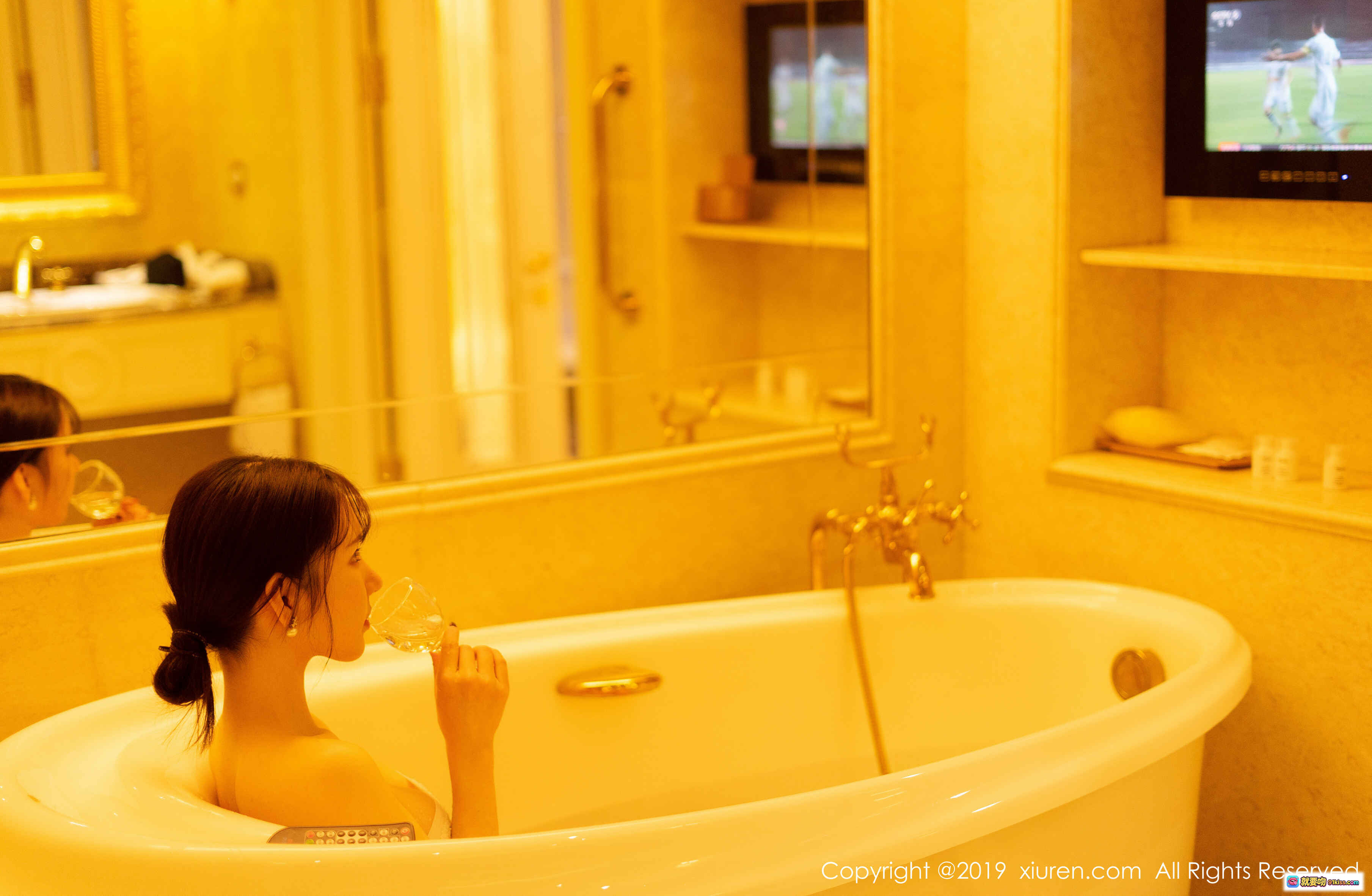 图片[4] - 周于希Sandy酒店走廊写真｜浅蓝西装外套+黑丝美腿+链条包时尚造型 - 就要吻