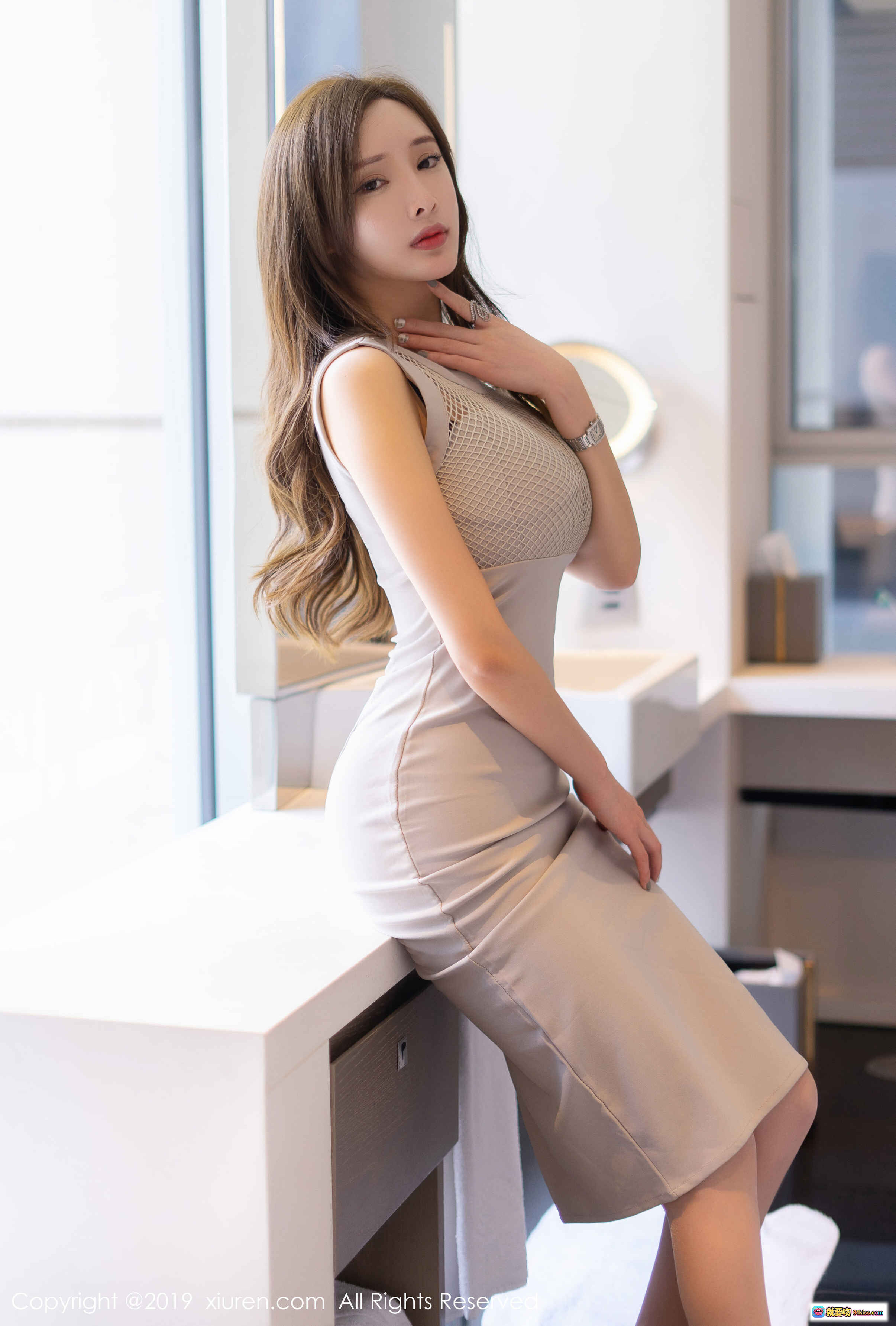 图片[1] - 优雅知性美女身穿米色修身连衣裙倚靠窗边 窗光柔美气质出众 时尚职场风写真大片 - 就要吻