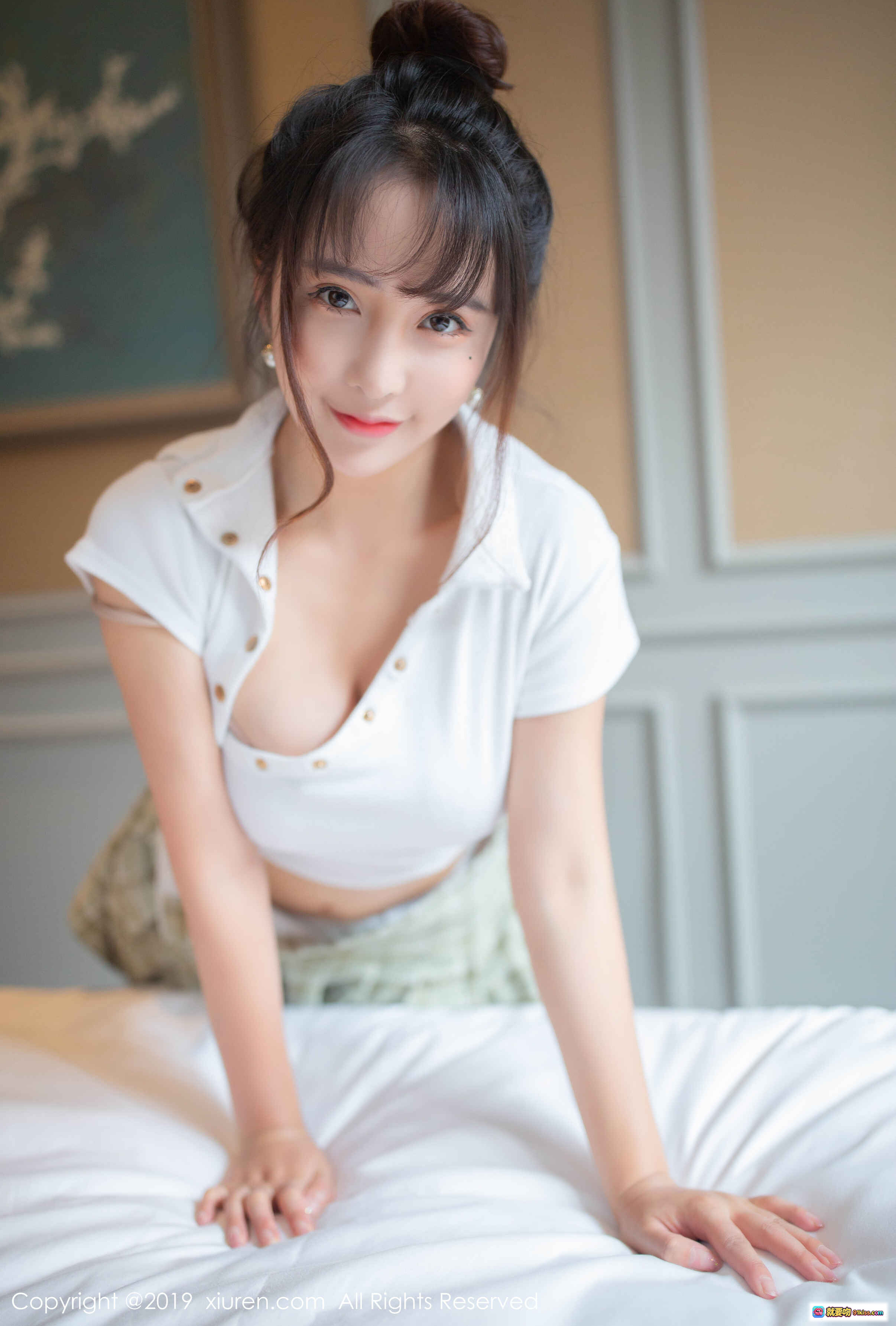 陶喜乐白色短袖深V上衣性感写真 - XIUREN秀人网2019.09.30 No.1705高清图集 - 就要吻