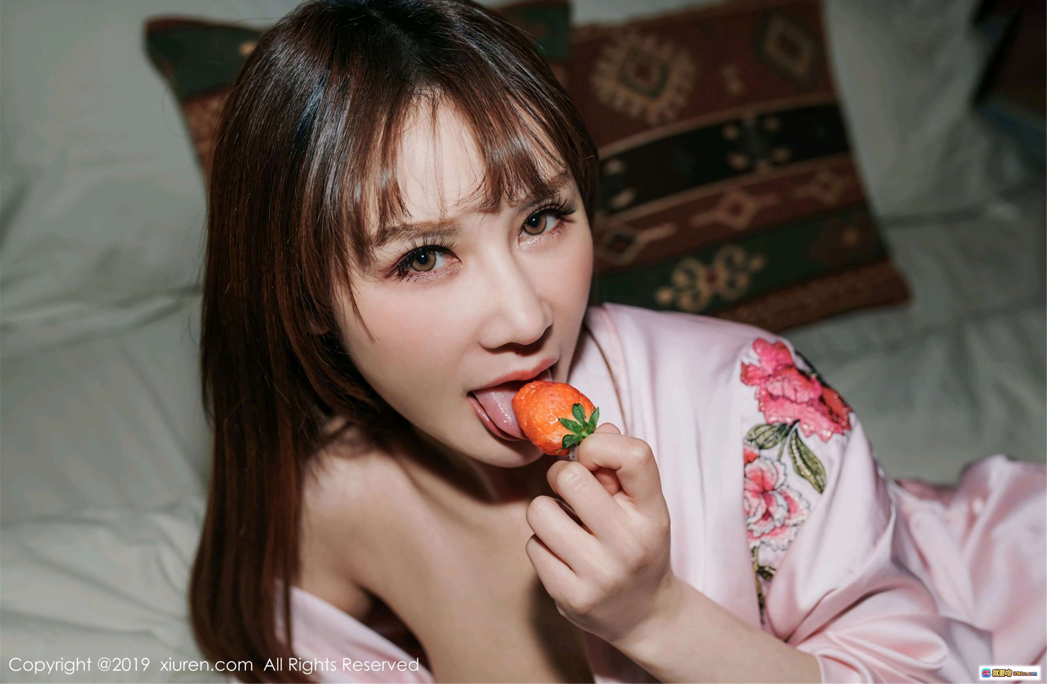 图片[1] - 苏可er甜美私房写真 | 粉色刺绣睡衣舔草莓诱惑 | XIUREN秀人网2019.04.28 No.1422高清图集 - 就要吻