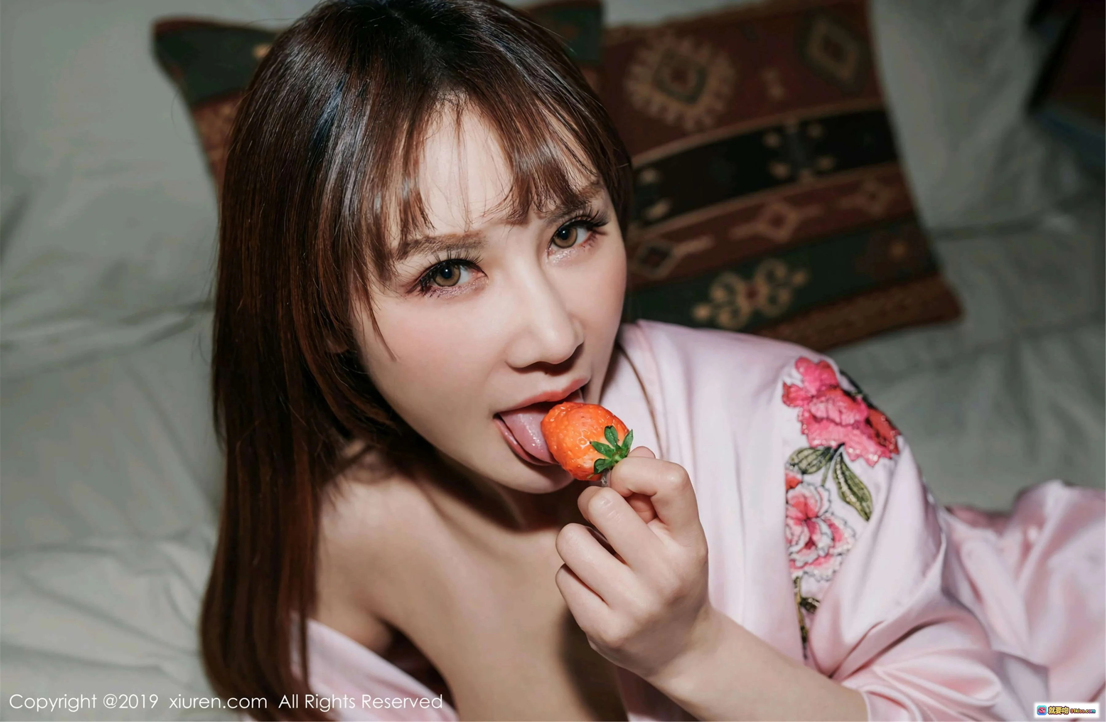 苏可er甜美私房写真 | 粉色刺绣睡衣舔草莓诱惑 | XIUREN秀人网2019.04.28 No.1422高清图集 - 就要吻
