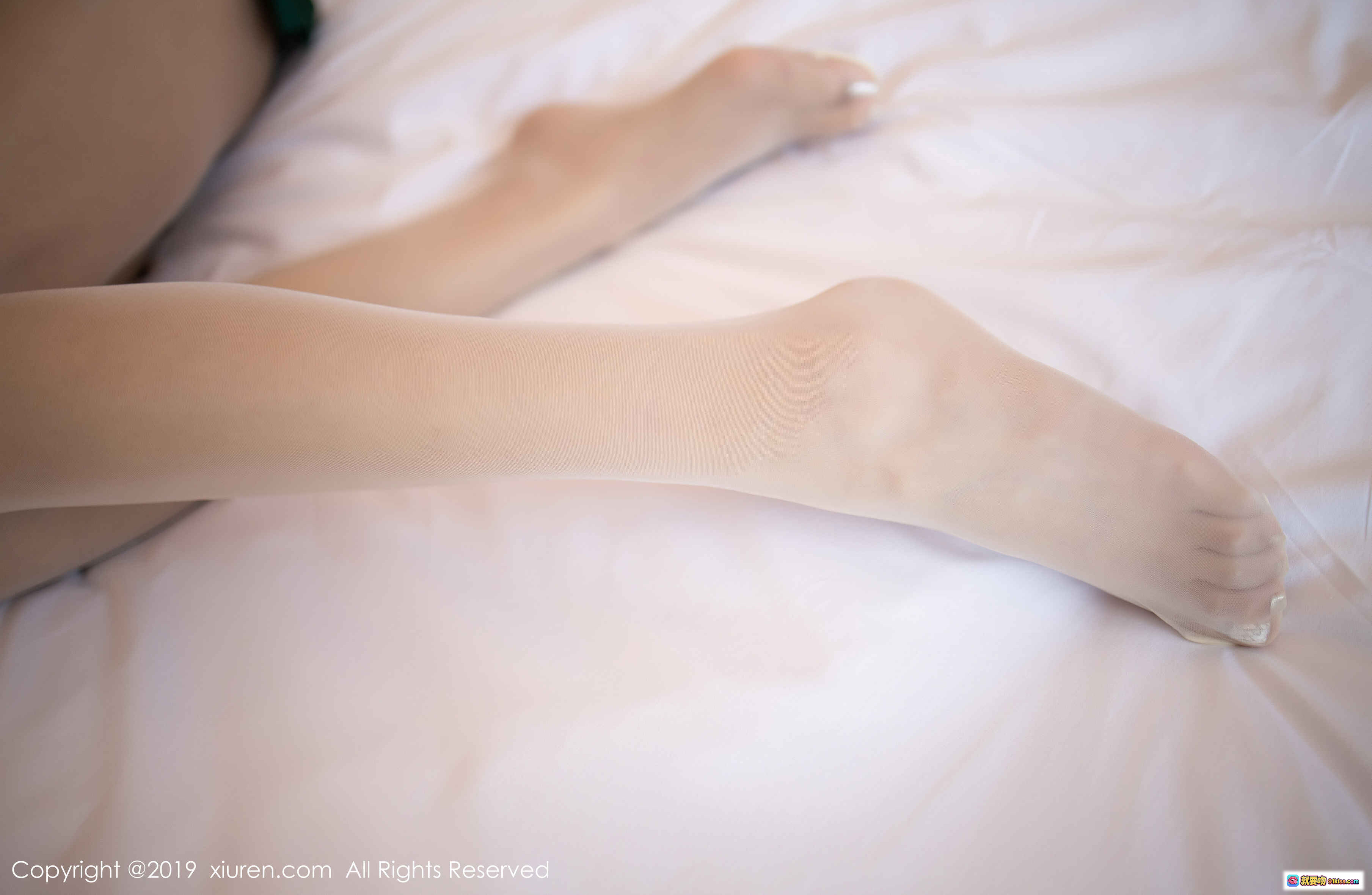 图片[4] - 杨晨晨sugar白床绿裙高跟美腿写真 | XIUREN秀人网2019.07.23 No.1567优雅性感私房照 - 就要吻