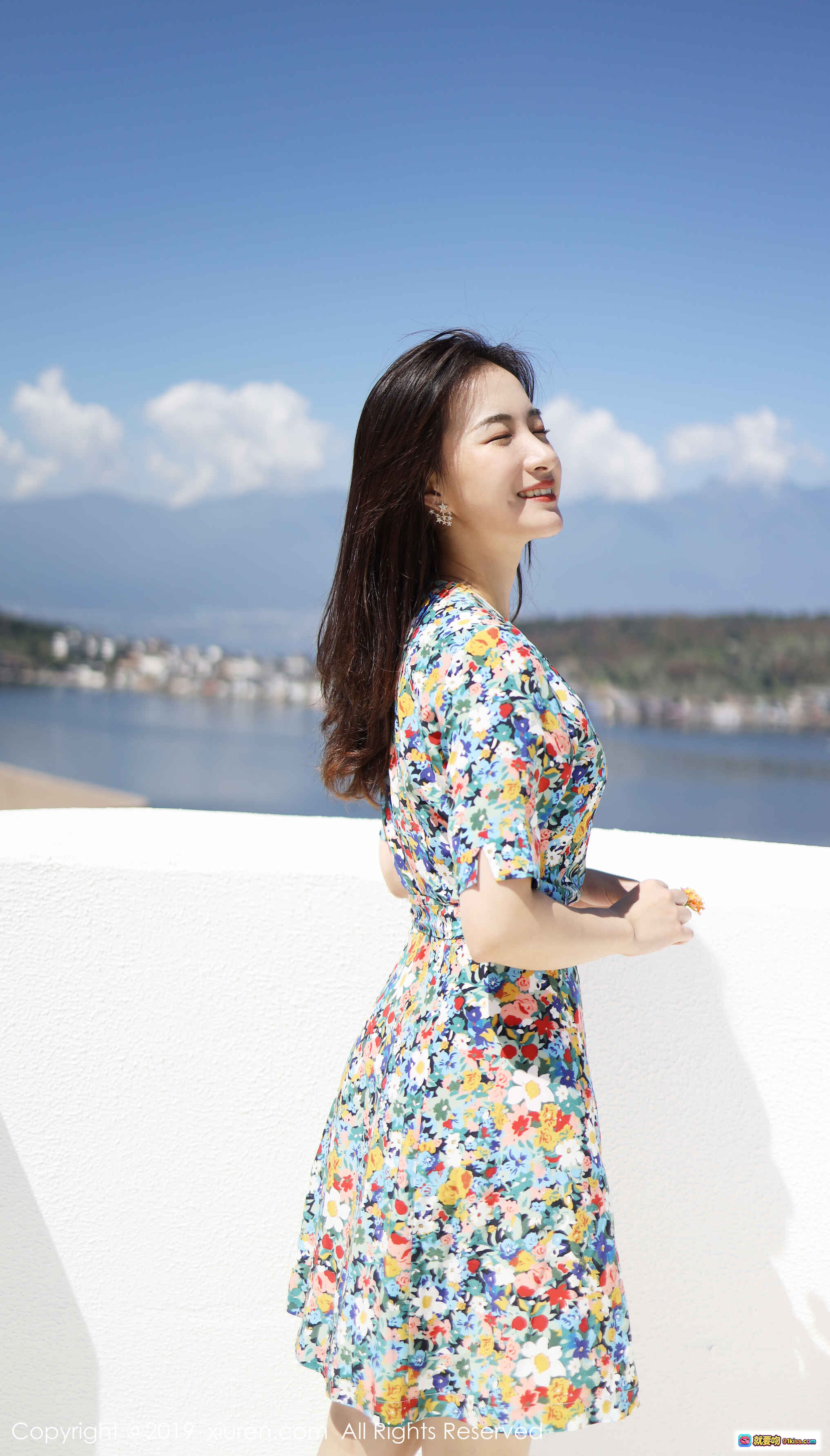 图片[4] - 艺儿伢哟身穿彩色碎花连衣裙阳光下倚墙微笑清新自然写真美照 - 就要吻