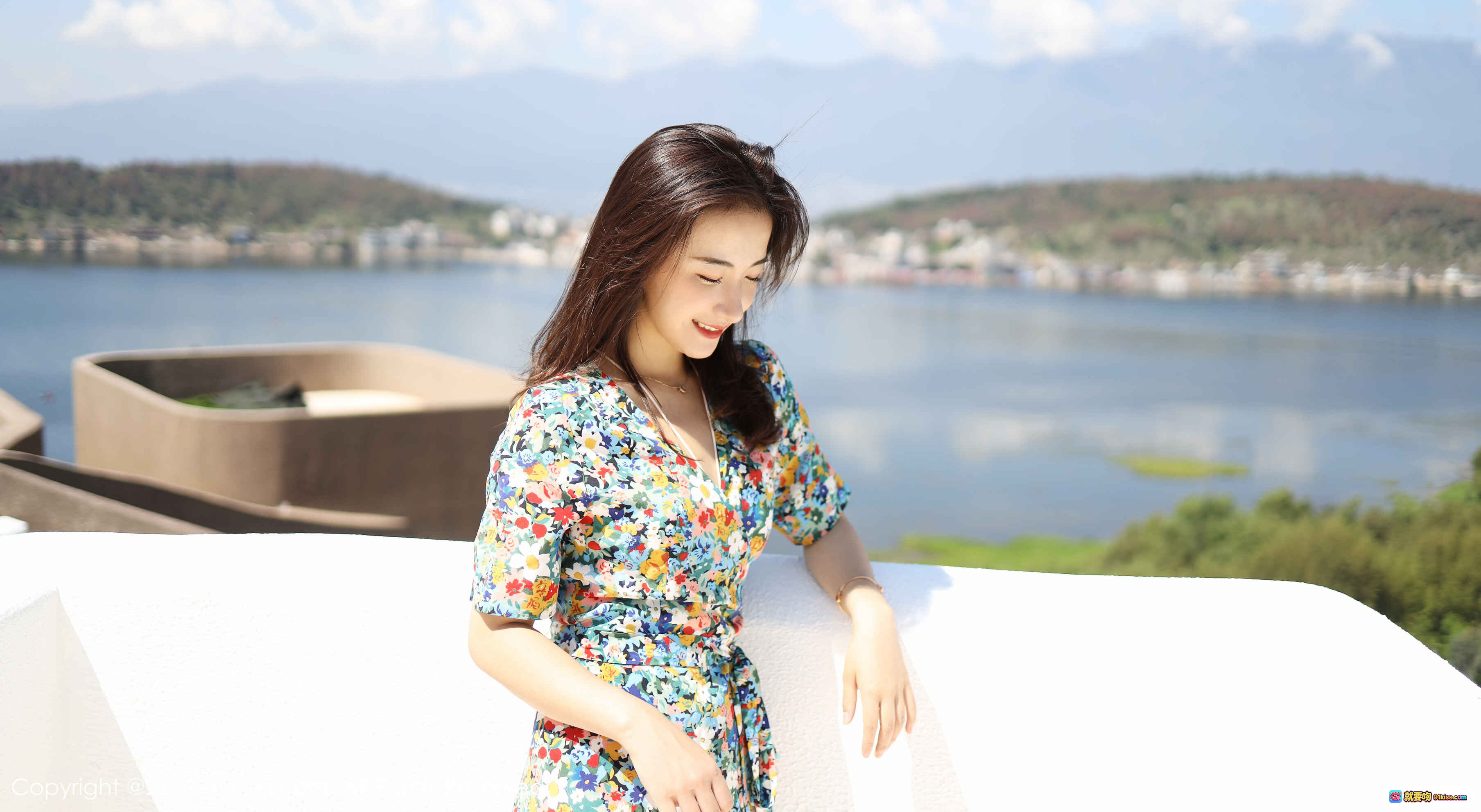 图片[9] - 艺儿伢哟身穿彩色碎花连衣裙阳光下倚墙微笑清新自然写真美照 - 就要吻