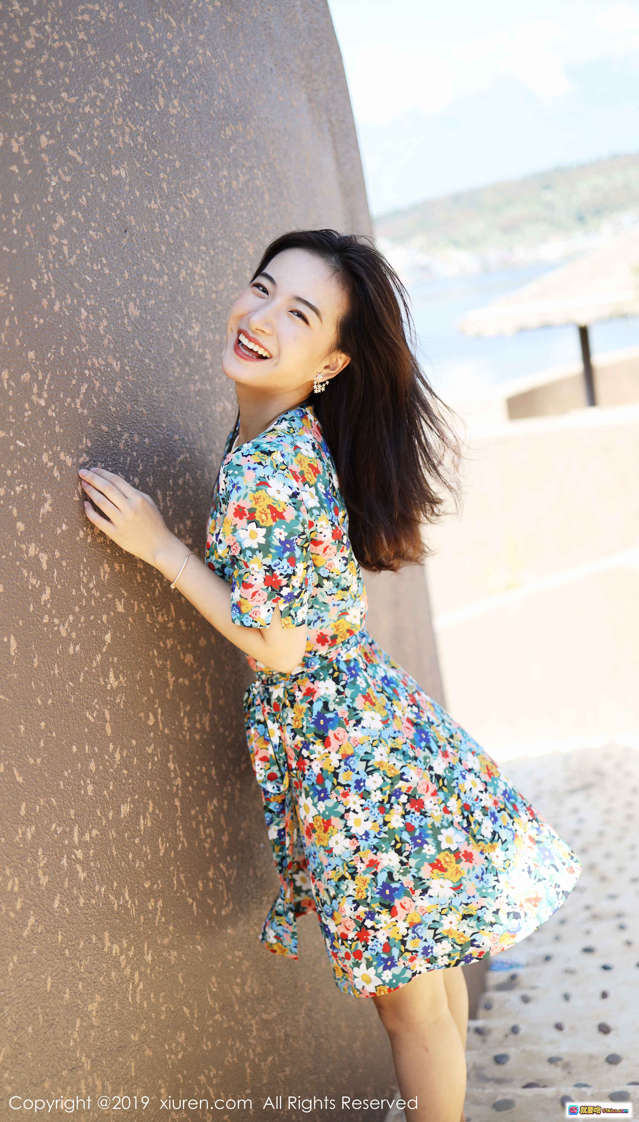 图片[3] - 艺儿伢哟身穿彩色碎花连衣裙阳光下倚墙微笑清新自然写真美照 - 就要吻