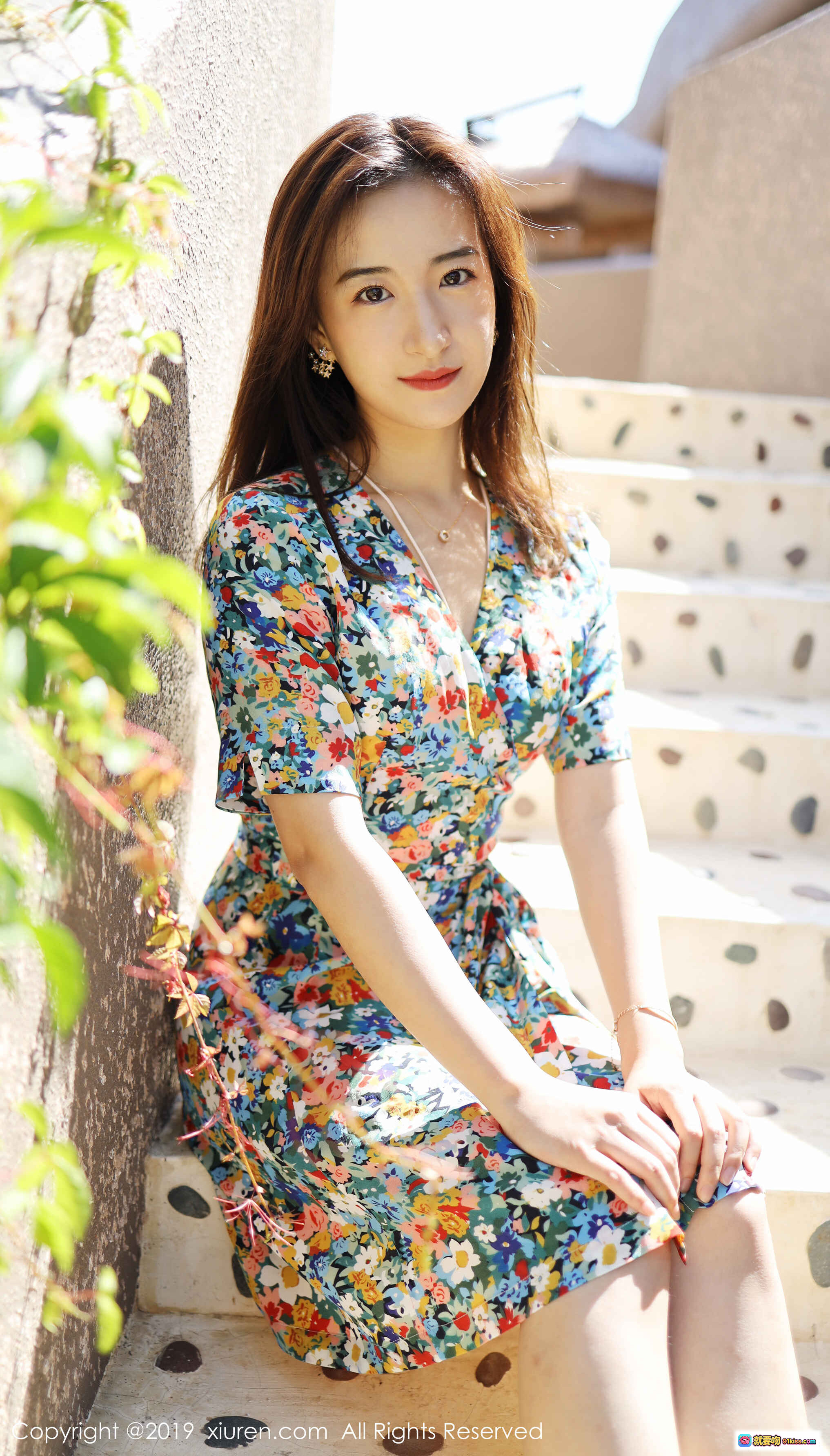 图片[7] - 艺儿伢哟身穿彩色碎花连衣裙阳光下倚墙微笑清新自然写真美照 - 就要吻