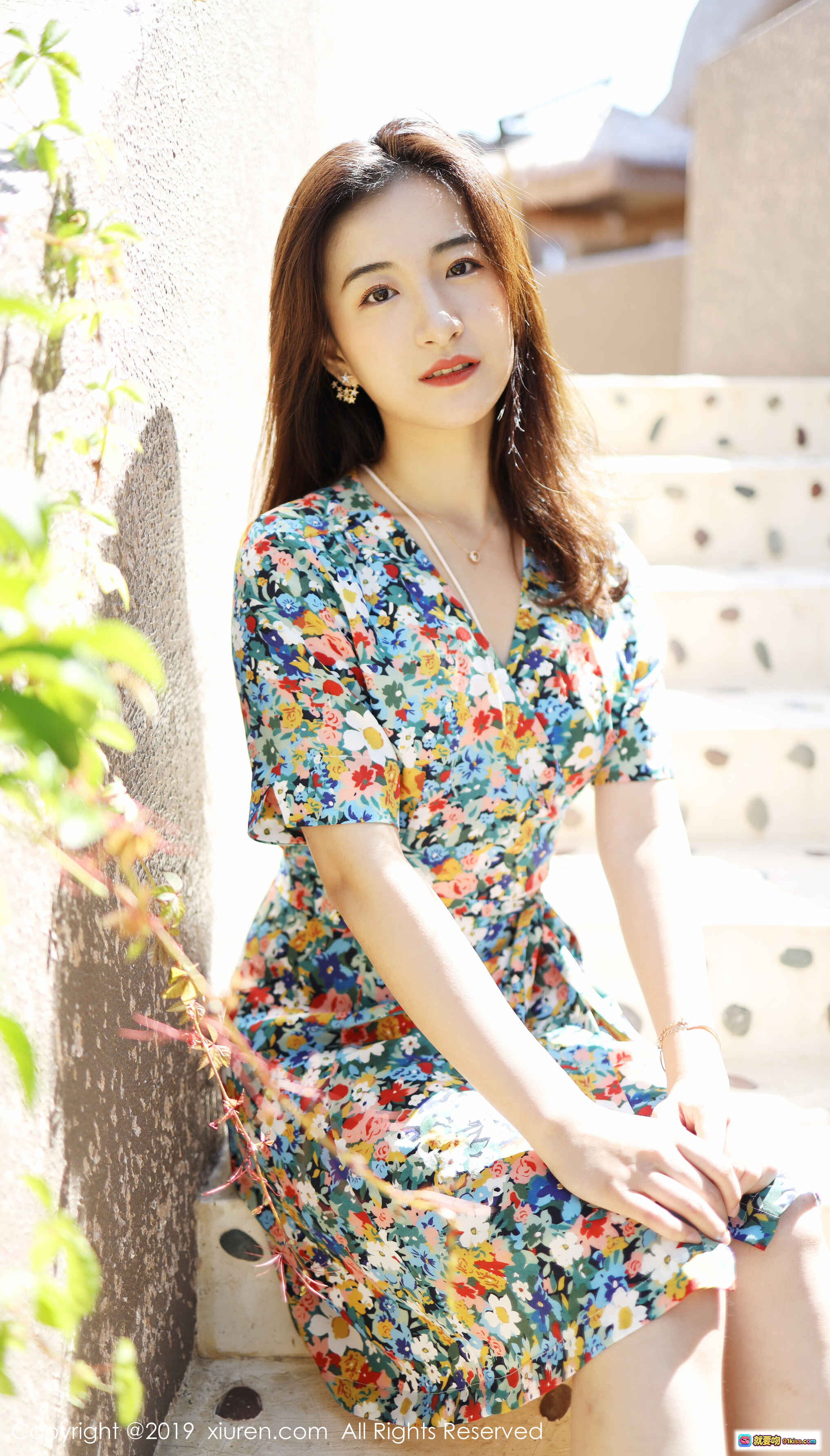 图片[8] - 艺儿伢哟身穿彩色碎花连衣裙阳光下倚墙微笑清新自然写真美照 - 就要吻