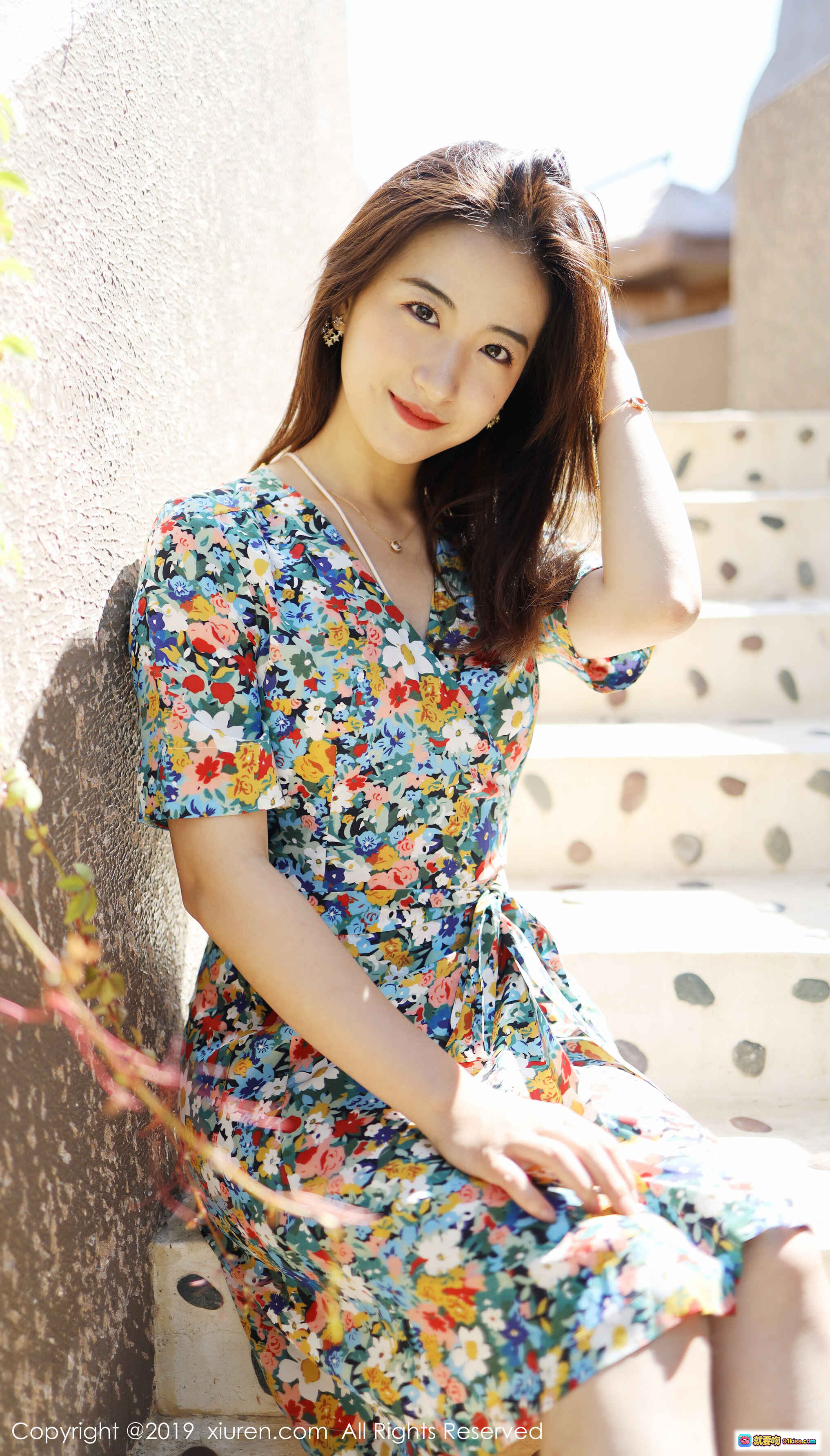 图片[1] - 艺儿伢哟身穿彩色碎花连衣裙阳光下倚墙微笑清新自然写真美照 - 就要吻