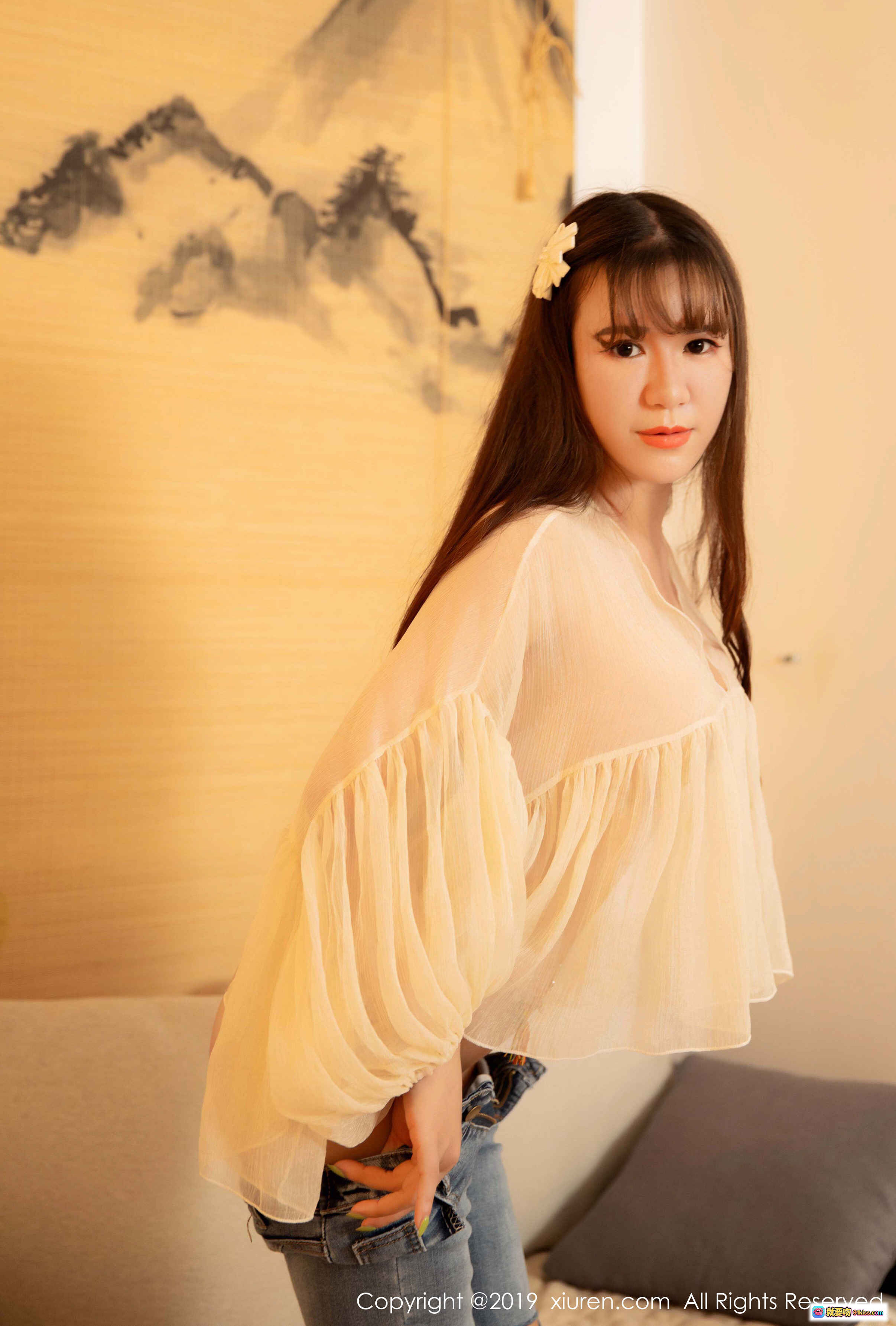 图片[1] - 王紫琳仙气写真｜白色透视上衣+牛仔裤｜温柔长发配花朵发饰｜室内水墨背景人像摄影 - 就要吻