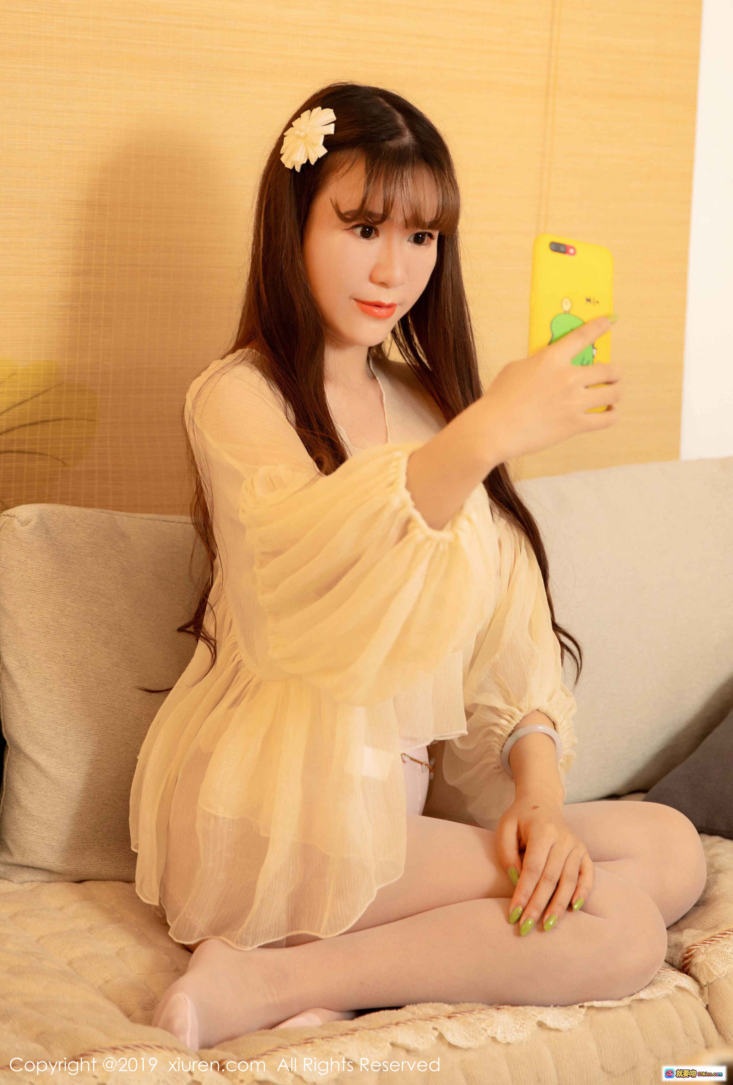 图片[4] - 王紫琳仙气写真｜白色透视上衣+牛仔裤｜温柔长发配花朵发饰｜室内水墨背景人像摄影 - 就要吻