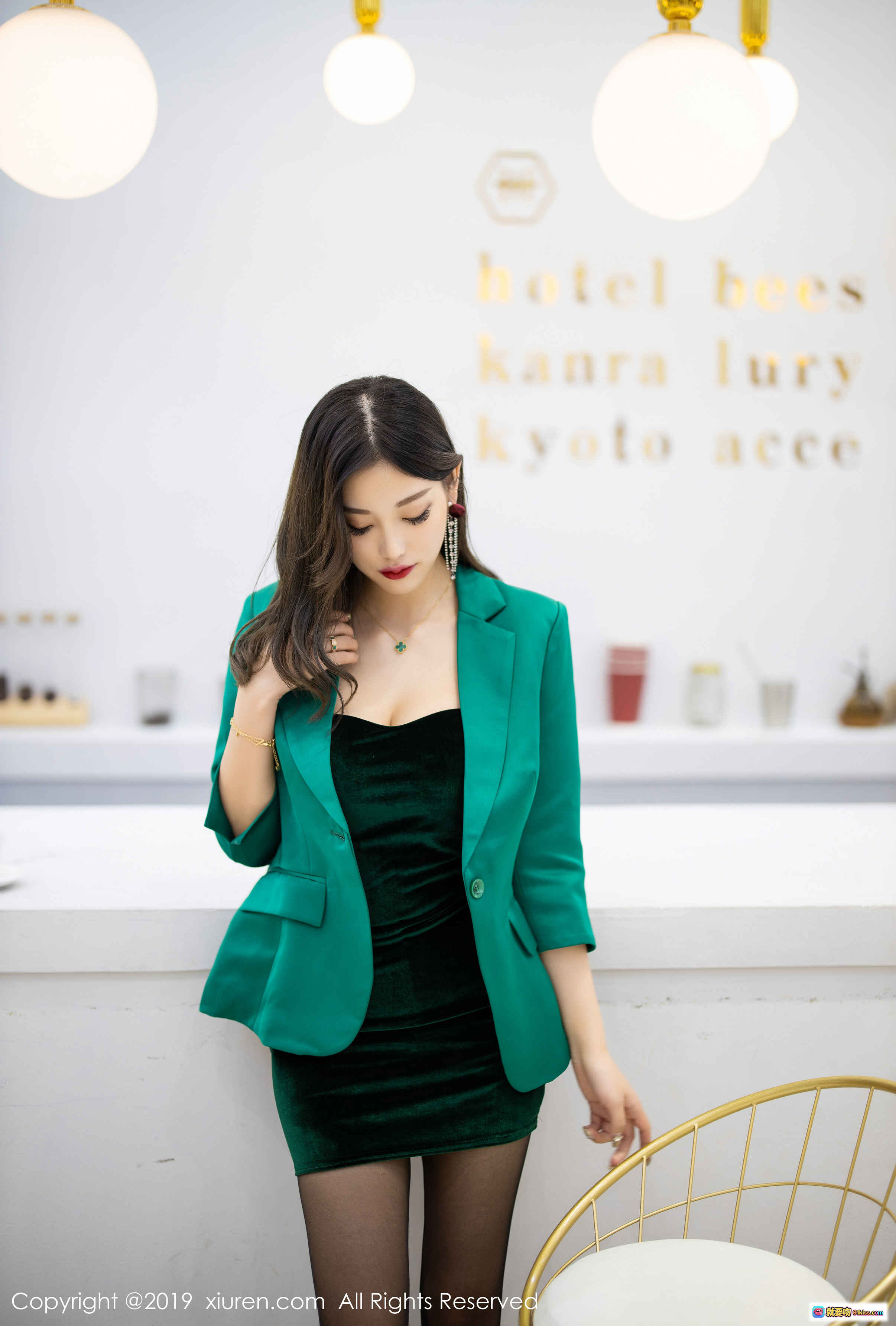 图片[9] - 杨晨晨sugar性感写真 | 绿色抹胸裙+珍珠项链+黑丝美腿 | XIUREN秀人网2019.10.15 No.1731 - 就要吻