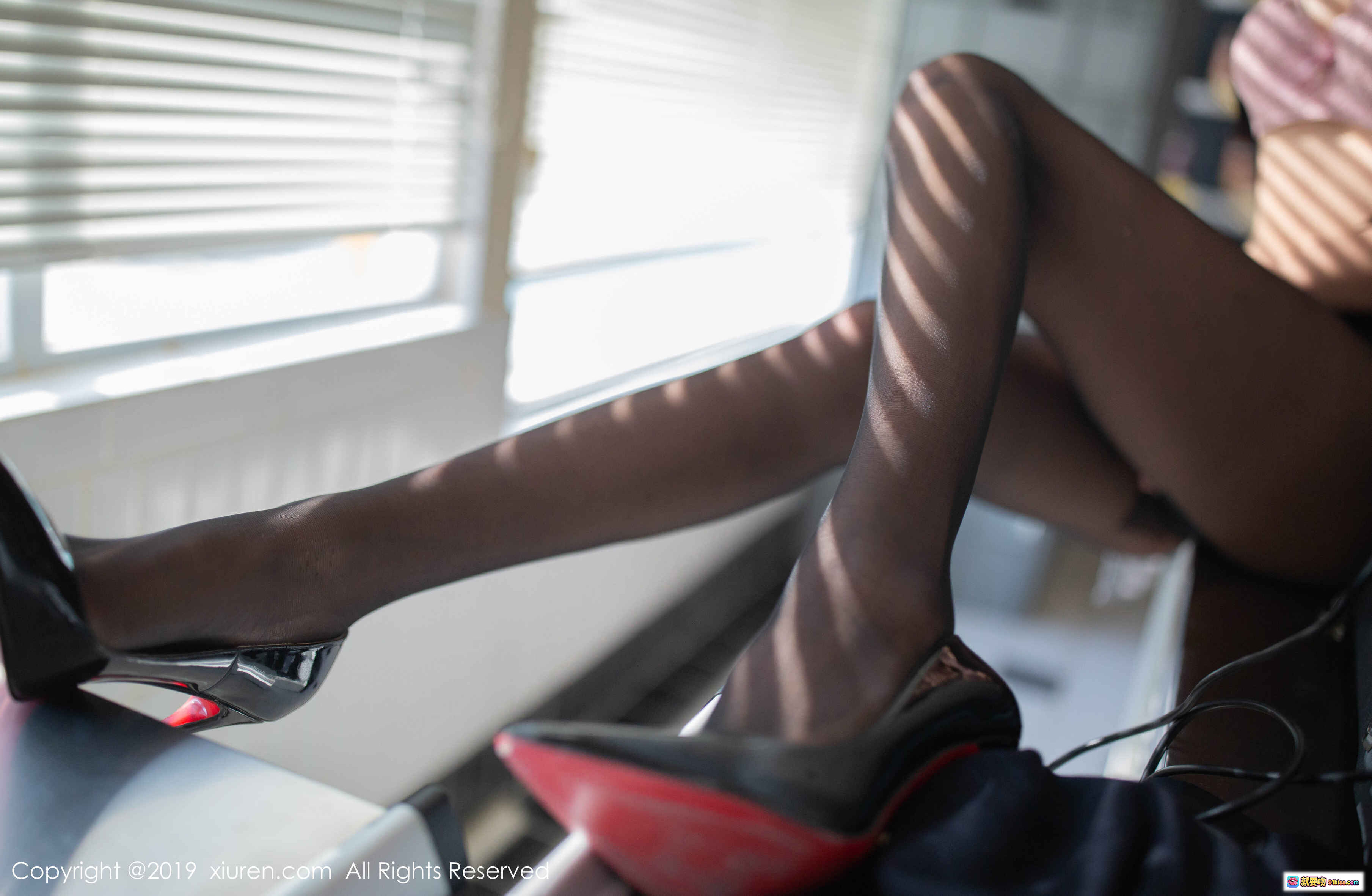 图片[2] - 陆萱萱办公室OL制服黑丝美腿高跟鞋写真 – XIUREN秀人网2019.10.24 No.1748 - 就要吻