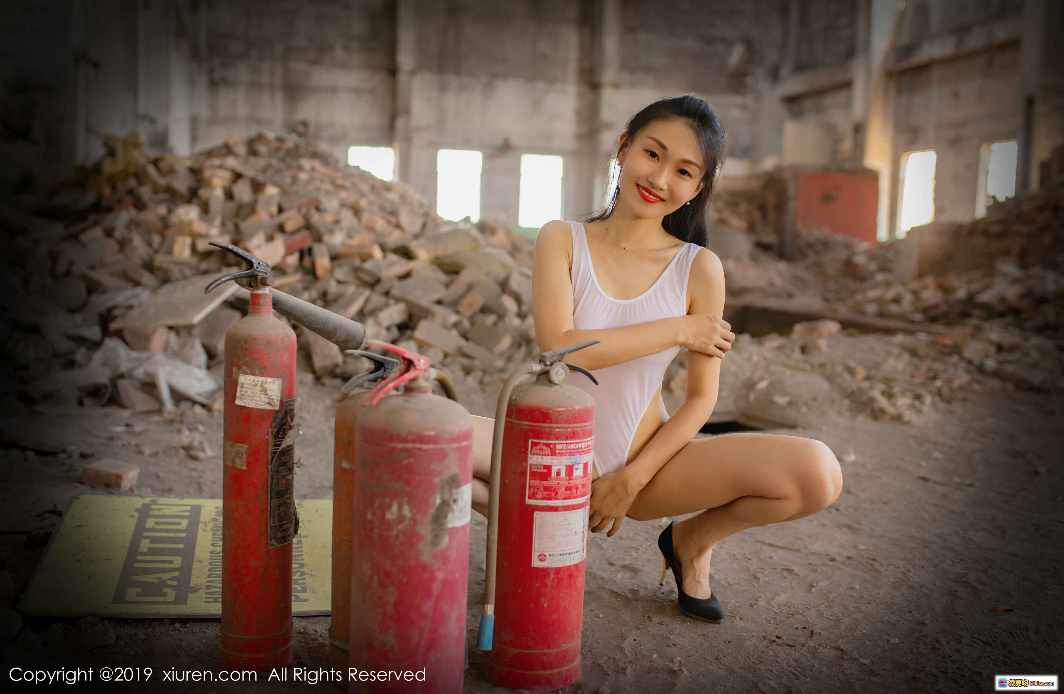 图片[7] - 狐小妖Baby废墟写真 白色连体衣性感摆拍 灭火器道具工业风场景 XIUREN秀人网2019.09.12 No.1679 - 就要吻
